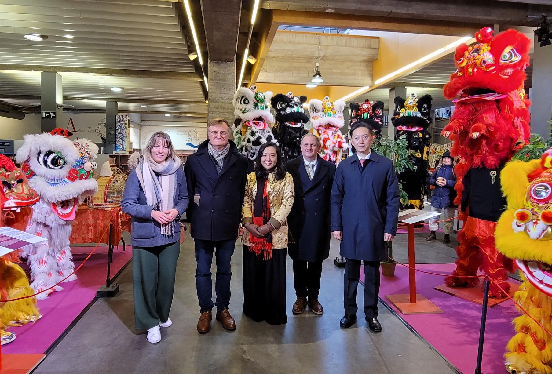 The Hong Kong Economic and Trade Office, Brussels is supporting the seventh edition of the "Legends of Lion Dance" held in the port city of Belgium, Antwerp, from January 13 to 29 (Antwerp time), showcasing Hong Kong's cultural heritage, crafts and Chinese New Year traditions. Photo shows the Acting Special Representative for Hong Kong Economic and Trade Affairs to the European Union, Miss Grace Li (centre); the Minister Counsellor of the Embassy of the People’s Republic of China in the Kingdom of Belgium, Mr Wu Gang (first right); the Chairman of the Belgium-Hong Kong Society, Mr Alexander De Beir (second left); and government officials of the city of Antwerp attending the exhibition held during the “Legends of Lion Dance” at Antwerp, Belgium on January 22 (Antwerp time).