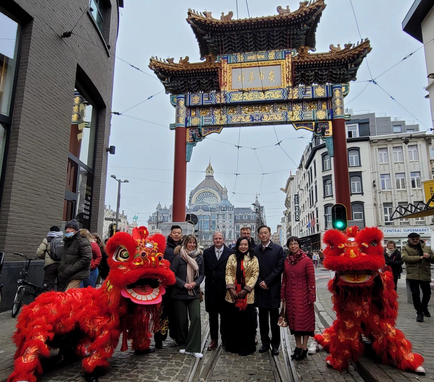 The Hong Kong Economic and Trade Office, Brussels is supporting the seventh edition of the "Legends of Lion Dance" held in the port city of Belgium, Antwerp, from January 13 to 29 (Antwerp time), showcasing Hong Kong's cultural heritage, crafts and Chinese New Year traditions. Photo shows the Acting Special Representative for Hong Kong Economic and Trade Affairs to the European Union, Miss Grace Li (fourth left); the Minister Counsellor of the Embassy of the People’s Republic of China in the Kingdom of Belgium, Mr Wu Gang (second right); the representative from the event’s organiser Asian Events Tofoe, Mr Joe Choi (first left); and other guests  at the Lion Dance Parade held during the “Legends of Lion Dance” at Antwerp, Belgium on January 22 (Antwerp time).