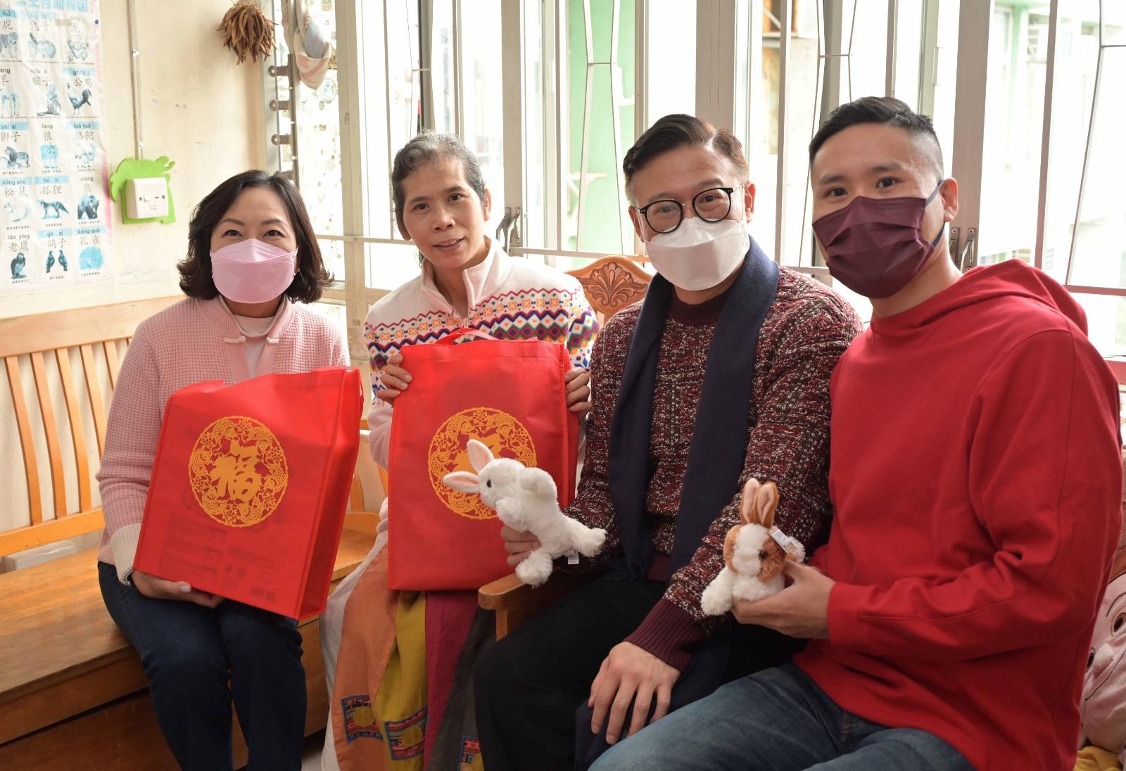 The Deputy Secretary for Justice, Mr Cheung Kwok-kwan, together with a number of the Principal Officials today (January 23) visited grass-roots families in Wong Tai Sin District to distribute blessing bags and celebrate Chinese New Year with them. Photo shows Mr Cheung (second right), together with the Secretary for Home and Youth Affairs, Miss Alice Mak (first left), visiting the grass-roots family living in Lok Fu Estate, Wong Tai Sin, to learn more about their daily life and needs. Next to them is the District Officer (Wong Tai Sin), Mr Steve Wong (first right).