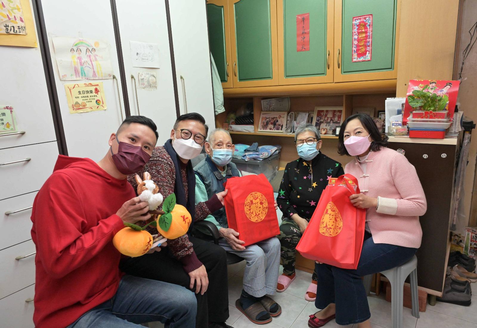 The Deputy Secretary for Justice, Mr Cheung Kwok-kwan, together with a number of the Principal Officials today (January 23) visited grass-roots families in Wong Tai Sin District to distribute blessing bags and celebrate Chinese New Year with them. Photo shows Mr Cheung (second left), together with the Secretary for Home and Youth Affairs, Miss Alice Mak (first right), visiting the elderly doubleton living in Lok Fu Estate, Wong Tai Sin, to learn more about their daily life and needs; as well as presenting gifts to the seniors and extending seasonal greetings to them on behalf of the Government. Next to them is the District Officer (Wong Tai Sin), Mr Steve Wong (first left).