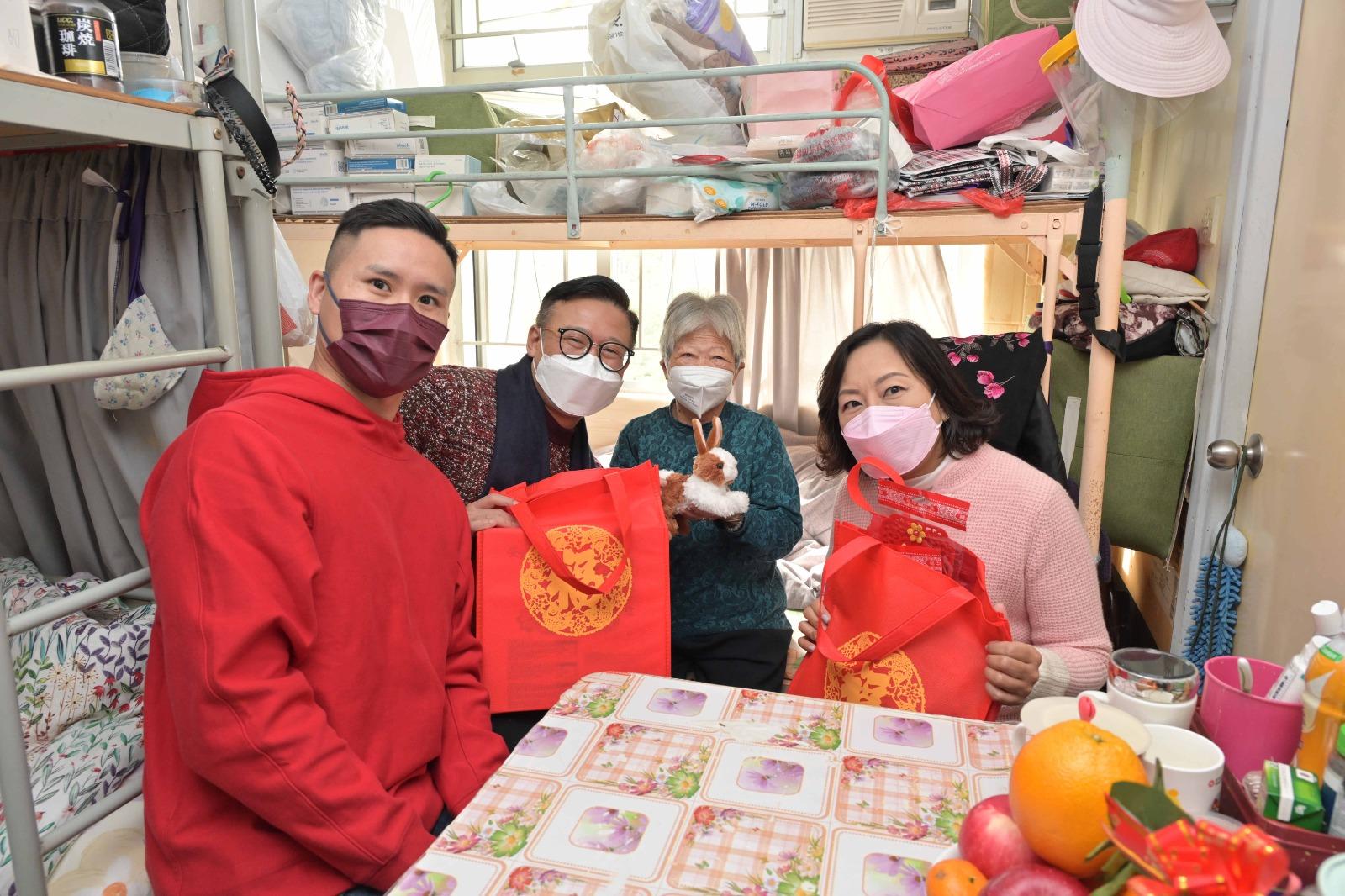 The Deputy Secretary for Justice, Mr Cheung Kwok-kwan, together with a number of the Principal Officials today (January 23) visited grass-roots families in Wong Tai Sin District to distribute blessing bags and celebrate Chinese New Year with them. Photo shows Mr Cheung (second left), together with the Secretary for Home and Youth Affairs, Miss Alice Mak (first right), visiting an elderly person to learn about her needs and daily life and give a gift pack to her. Next to them is the District Officer (Wong Tai Sin), Mr Steve Wong (first left).