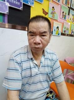Lee Siu-man, aged 71, is about 1.6 metres tall, 50 kilograms in weight and of medium build. He has a square face with yellow complexion and short black hair. He was last seen wearing a black jacket, blue trousers and black slippers.
