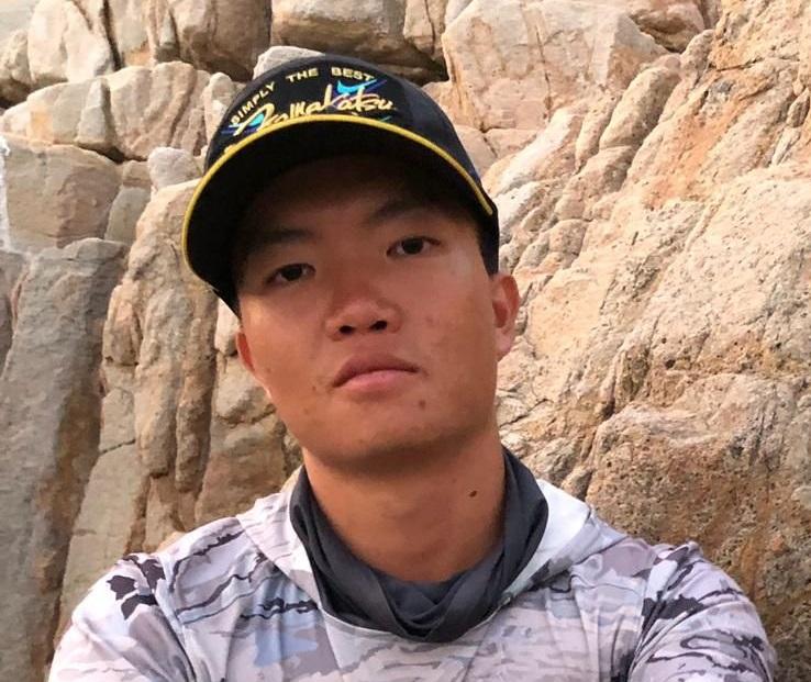 Chan Kam-fai, aged 30, is about 1.7 metres tall, 75 kilograms in weight and of medium build. He has a square face with yellow complexion and short black hair. He was last seen wearing a black jacket, blue trousers, black shoes and carrying a white fishing rod bag and a trolley.