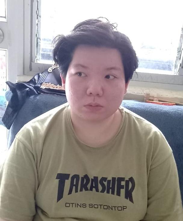 Chan Ling-lee, aged 22, is about 1.6 metres tall, 70 kilograms in weight and of fat build. She has a round face with yellow complexion and short black hair. She was last seen wearing a black and green jacket, black trousers and pink slippers.