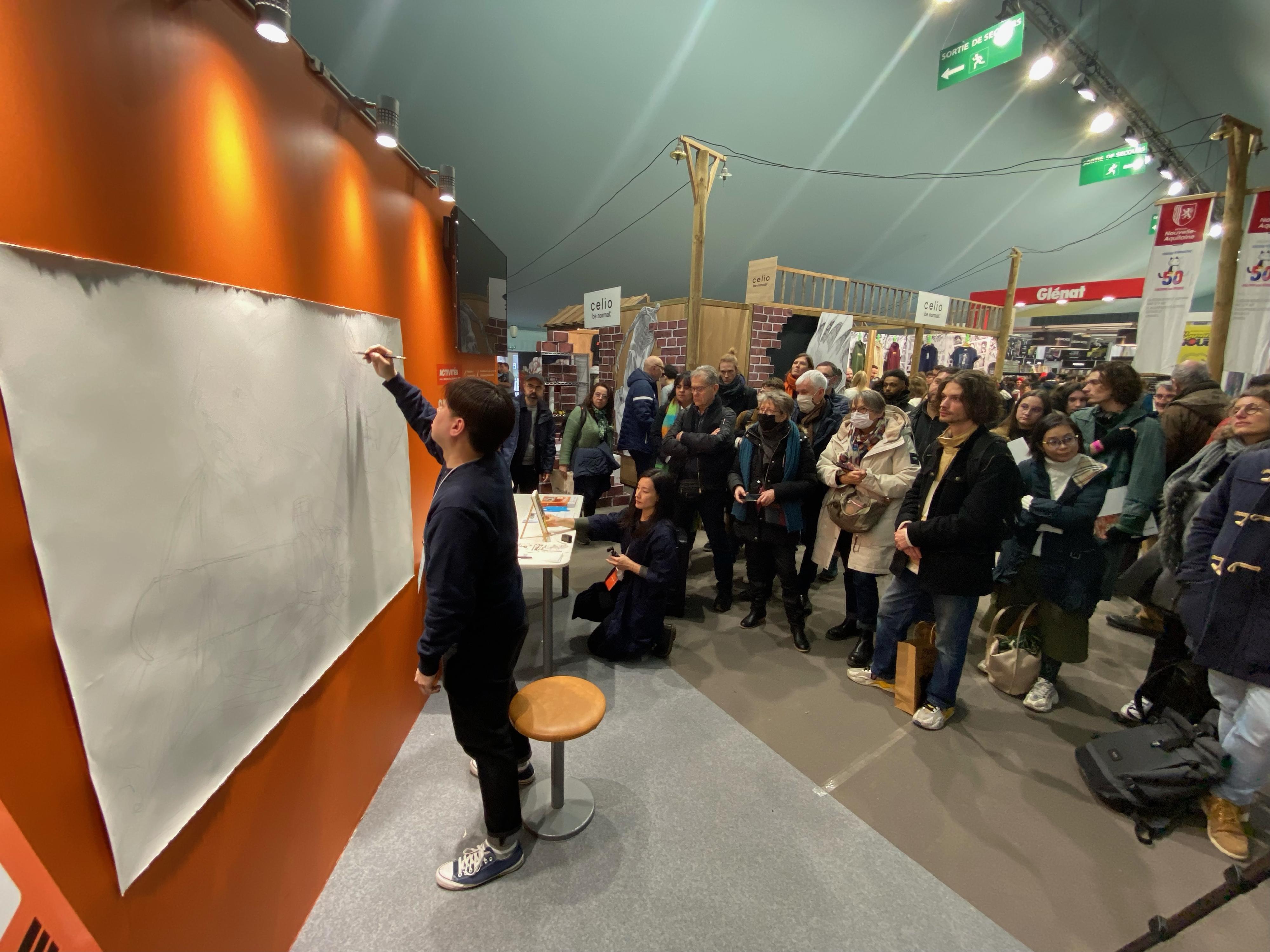 The Hong Kong Economic and Trade Office in Brussels supported the Hong Kong comics industry's participation in the 50th Angoulême International Comics Festival, France, from January 26 to 29 (Angoulême time). Photo shows a live drawing session at the Hong Kong booth at the Festival. 