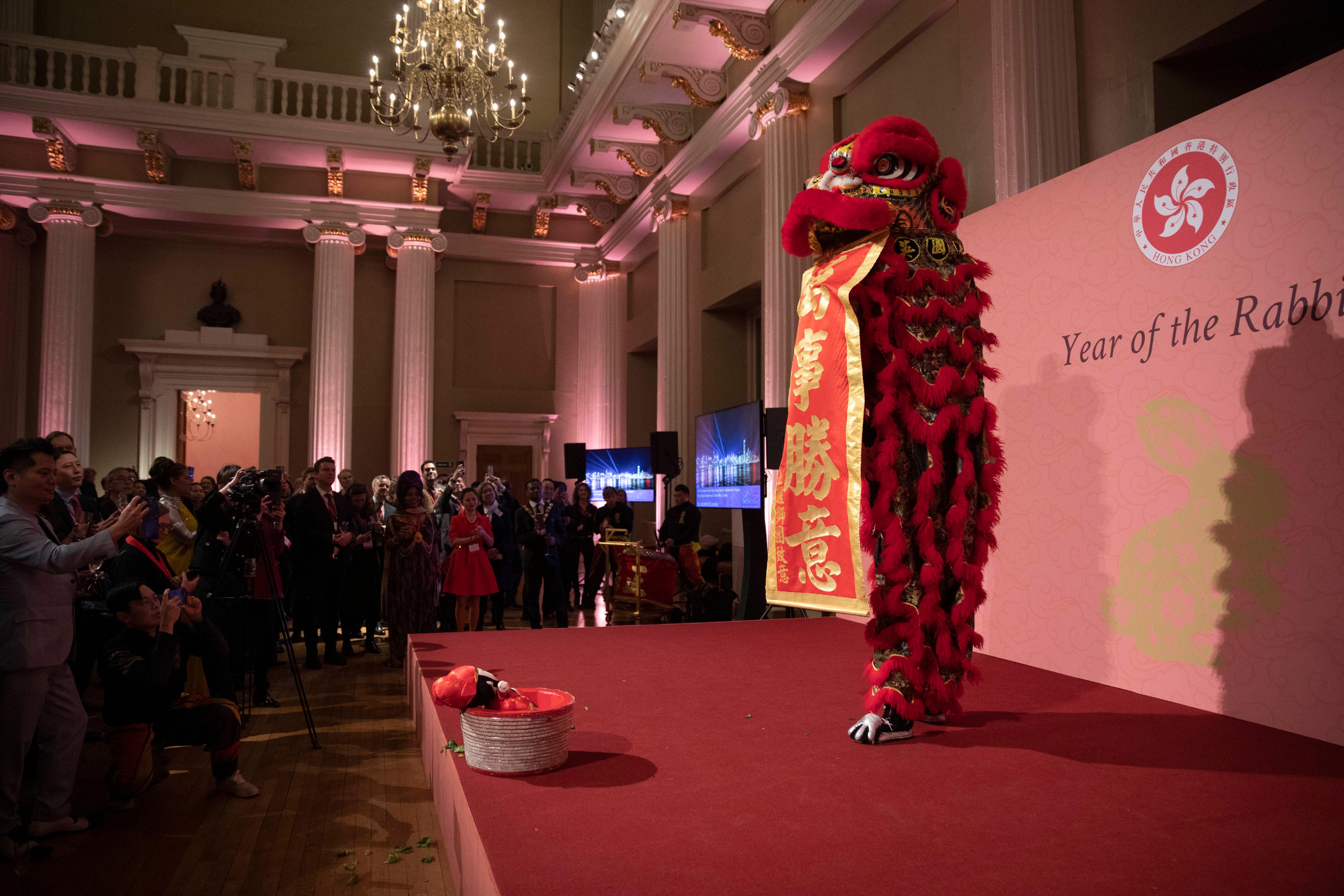 香港駐倫敦經濟貿易辦事處一月二十六日（倫敦時間）於英國倫敦Whitehall Banqueting House舉辦兔年酒會。圖示酒會上的舞獅表演。