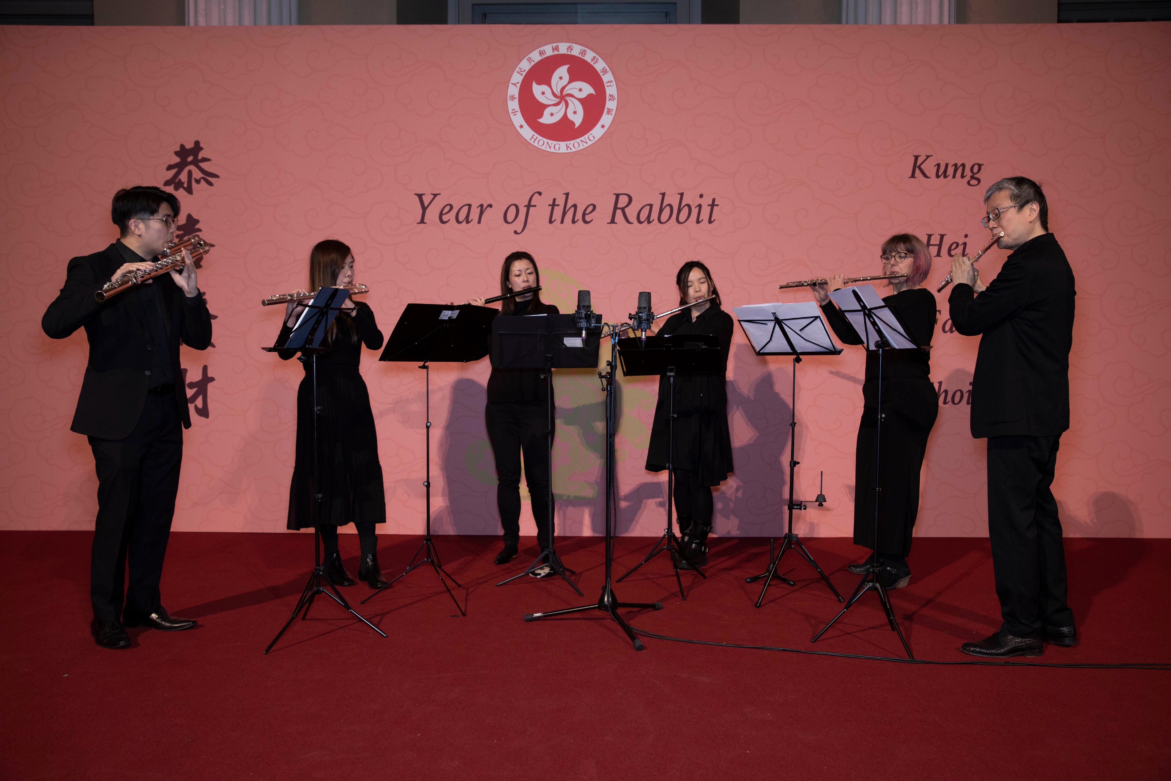 香港駐倫敦經濟貿易辦事處一月二十六日（倫敦時間）於英國倫敦Whitehall Banqueting House舉辦兔年酒會。圖示酒會上的長笛合奏團表演。