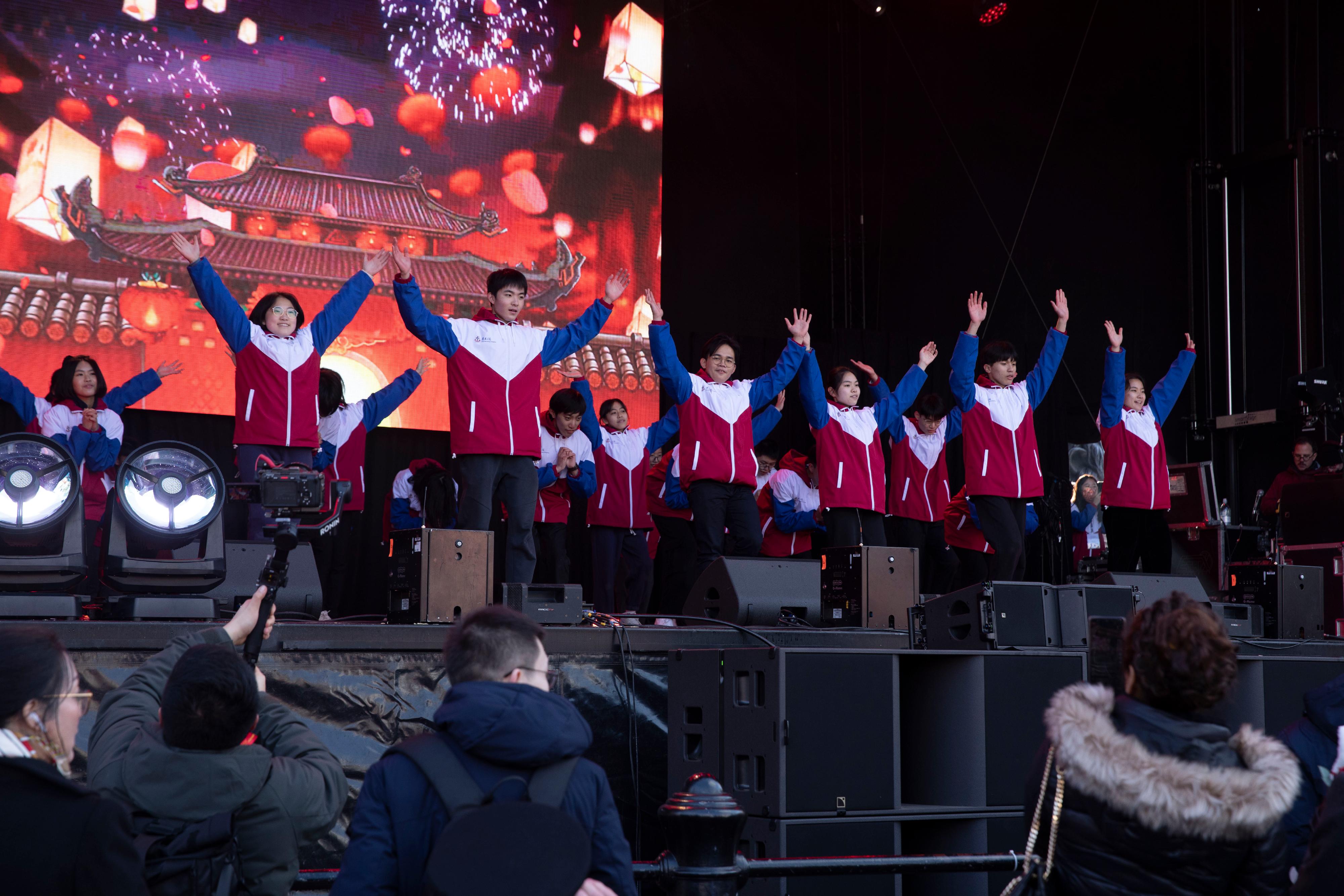 The Hong Kong Economic and Trade Office, London participated in a large-scale London Chinatown celebration in Trafalgar Square, Chinatown and Charing Cross Road on January 22 (London time). Photo shows the lively dance performance presented by student ambassadors of the Tung Wah Group of Hospitals from Hong Kong.