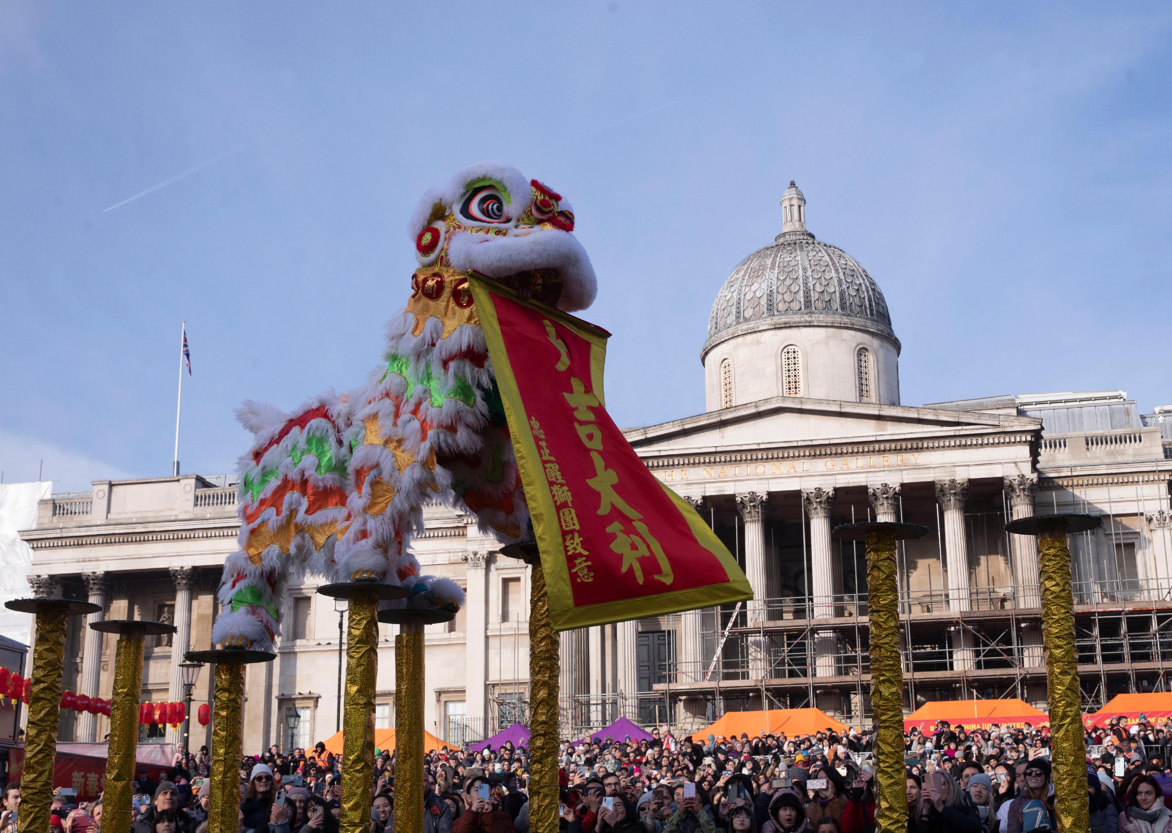 The Hong Kong Economic and Trade Office, London (London ETO) participated in a large-scale London Chinatown celebration in Trafalgar Square, Chinatown and Charing Cross Road on January 22 (London time).  Photo shows the lion dance performance at Trafalgar Square.