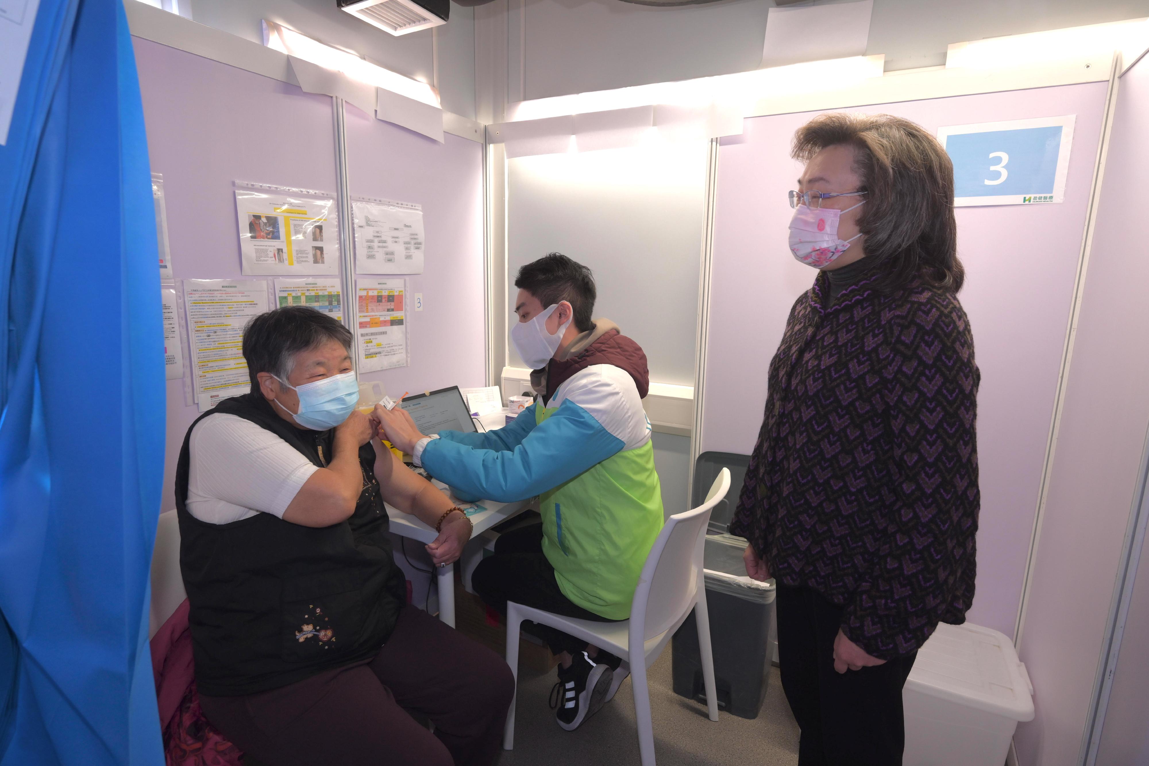 The Secretary for the Civil Service, Mrs Ingrid Yeung, visited the Yuen Long Community Vaccination Station located at the open space outside the Yuen Long Leisure and Cultural Building today (January 30) to see for herself the vaccination situation. Photos shows Mrs Yeung (right) with an elderly person in her 70s who is receiving the fourth dose of COVID-19 vaccine.
