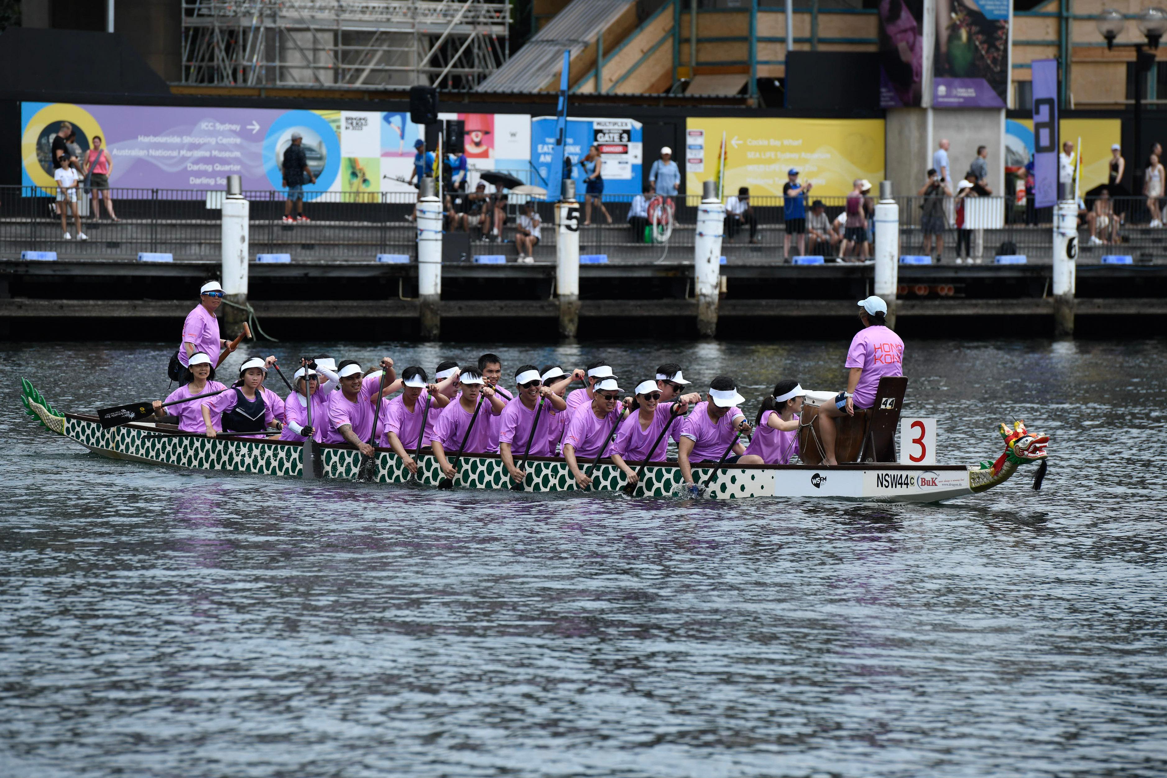 The Hong Kong Economic and Trade Office, Sydney (Sydney ETO) participated in the Sydney Lunar Festival Dragon Boat Races held in Sydney, Australia, on January 28 and 29. The Hong Kong Team organised by the Sydney ETO competed in the Social Category held in Darling Harbour on January 29.

