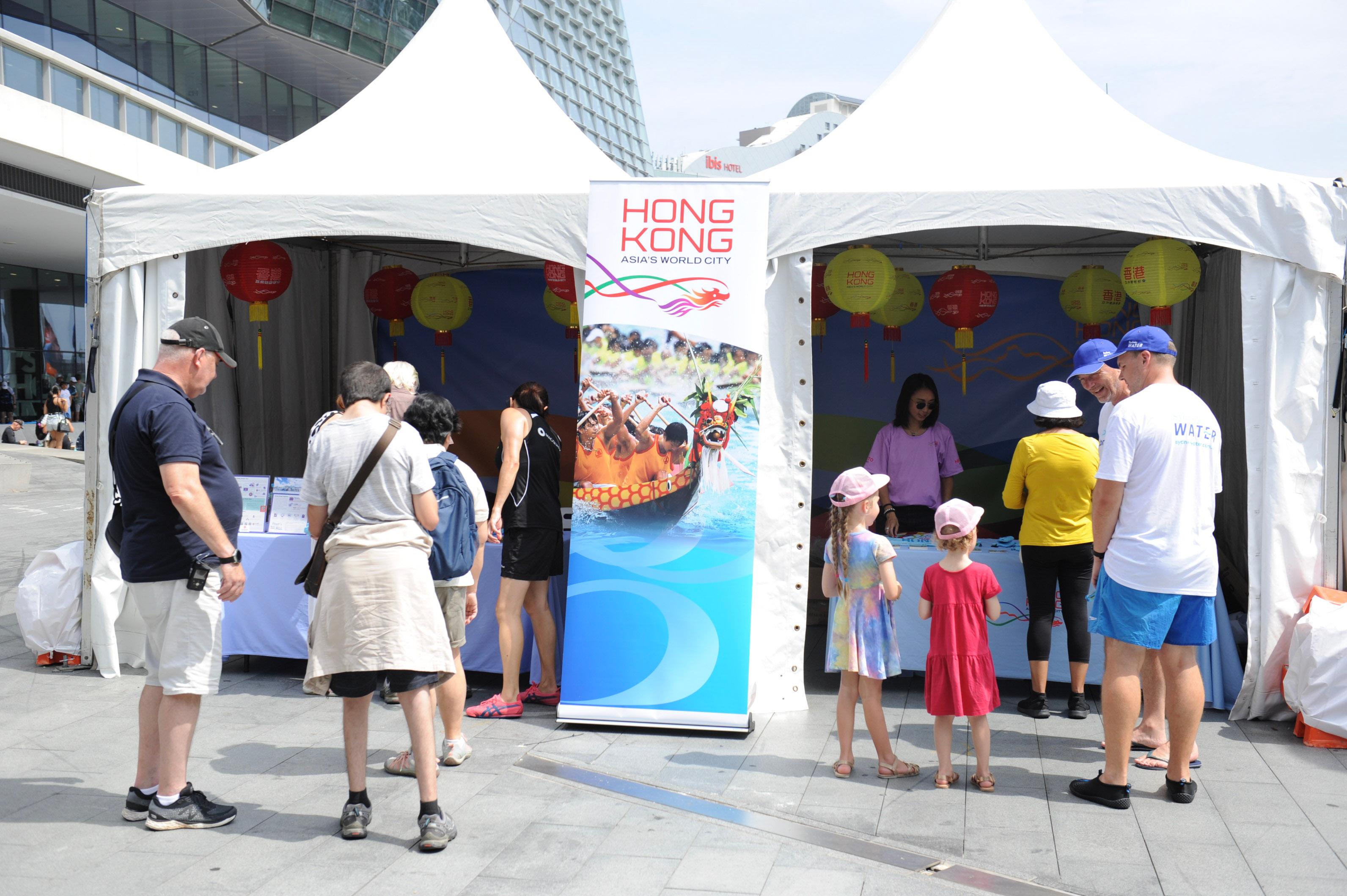 The Hong Kong Economic and Trade Office, Sydney (Sydney ETO) participated in the Sydney Lunar Festival Dragon Boat Races held in Sydney, Australia, on January 28 and 29. The Sydney ETO set up a marquee at Darling Harbour to promote the latest developments in Hong Kong.