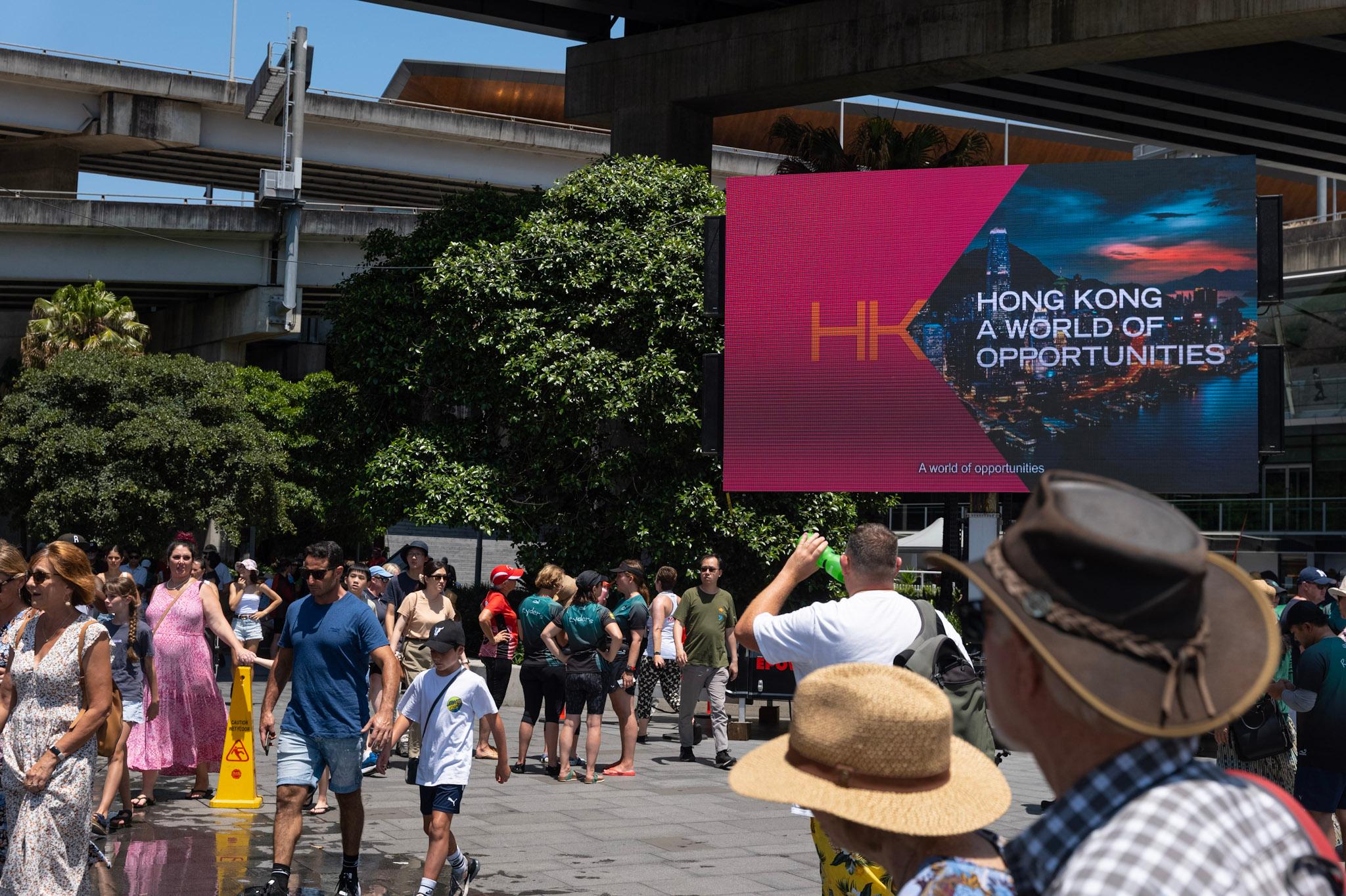 香港駐悉尼經濟貿易辦事處參加一月二十八日及二十九日在澳洲悉尼市舉行的悉尼農曆節龍舟競渡。圖示「香港品牌」短片在龍舟競渡期間於達令港播出，以推廣香港的最新發展和機遇。