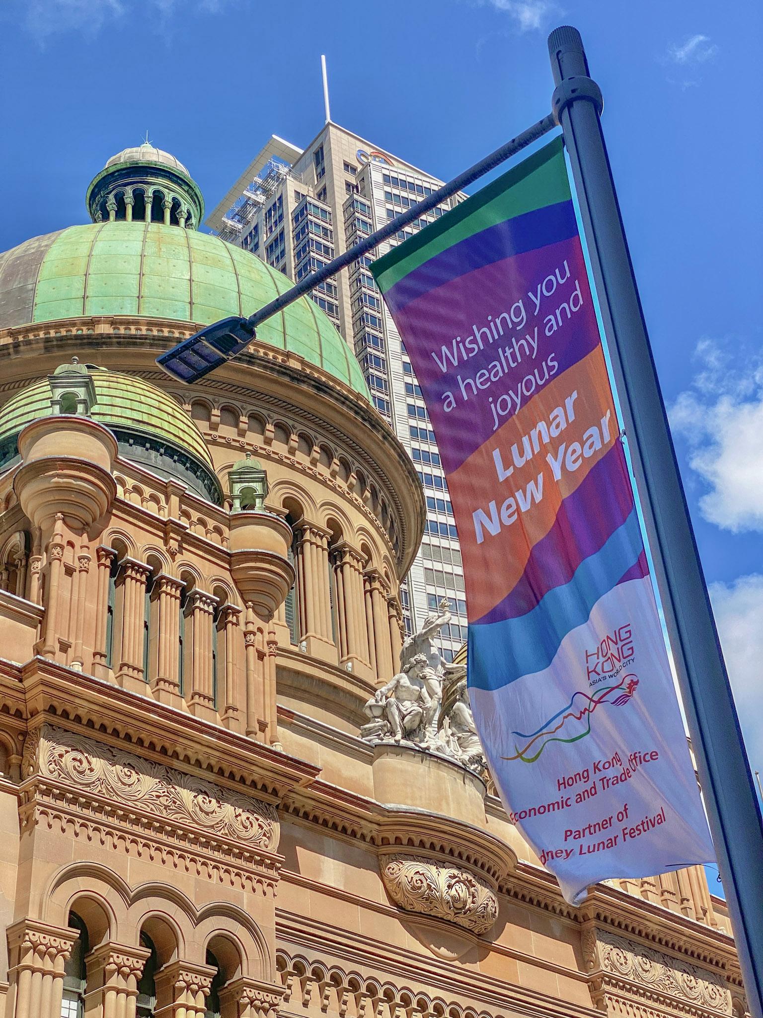 由悉尼市政府舉辦的悉尼農曆節在一月二十一日至二月五日舉行。節慶期間，香港駐悉尼經濟貿易辦事處在悉尼市中心主要地點展示以香港為主題並印有新年賀語的大型旗幟，與當地市民同慶新春。