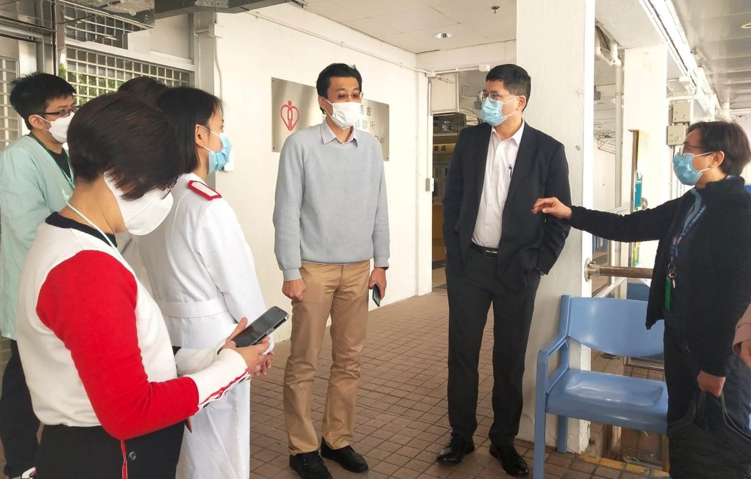 The 71 general out-patient clinics (GOPCs) of the Hospital Authority (HA) have resumed normal service starting from today (January 30). Photo shows the HA Chief Executive, Dr Tony Ko (second right), visited the South Kwai Chung Jockey Club GOPC today to learn about its operation.