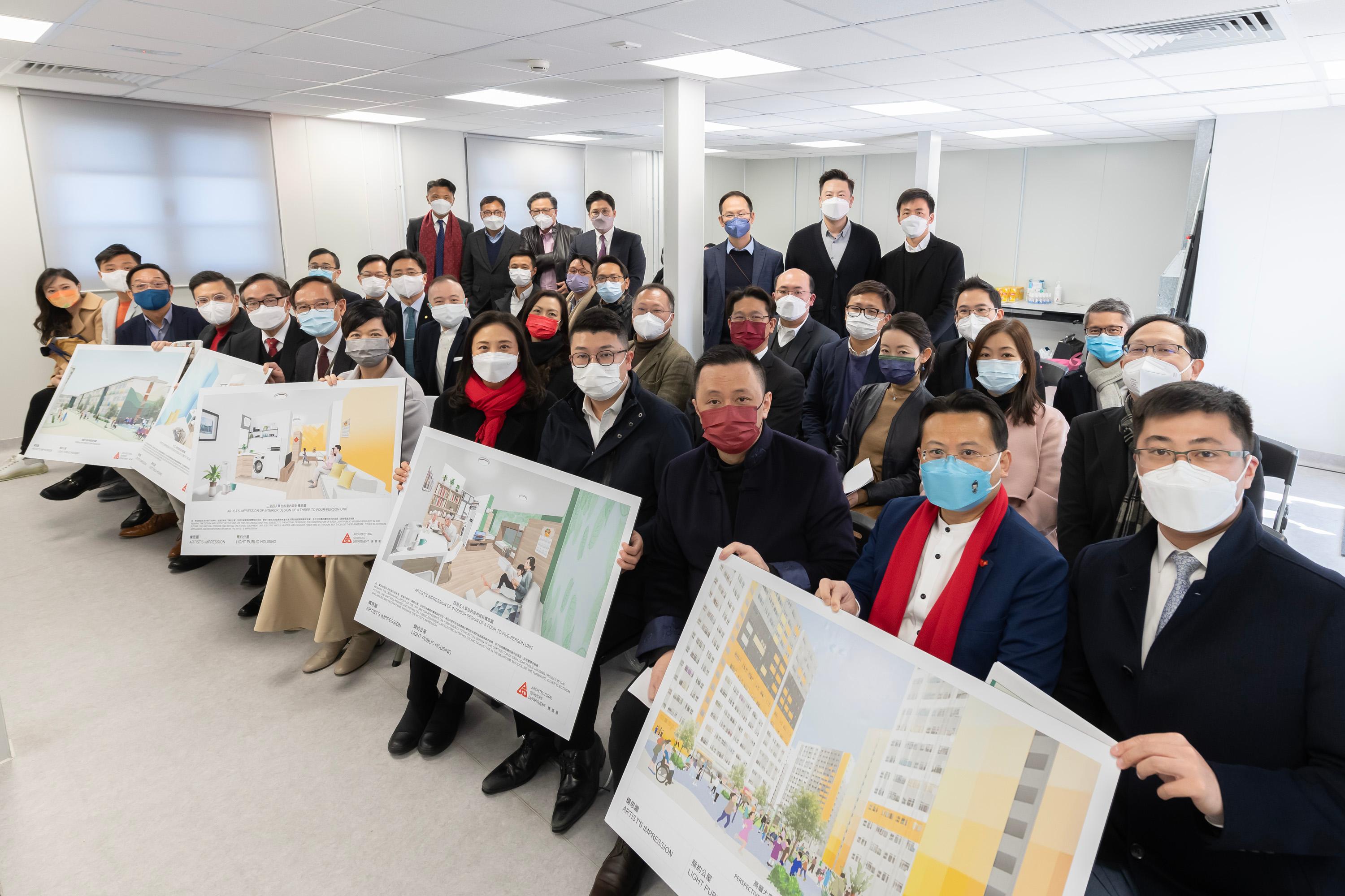 The Legislative Council (LegCo) Public Works Subcommittee visited a Light Public Housing (LPH) mock-up unit today (January 30). Photo shows LegCo Members, the Secretary for Housing, Ms Winnie Ho (front row, sixth right), and representatives of the Housing Bureau in a group photo.
