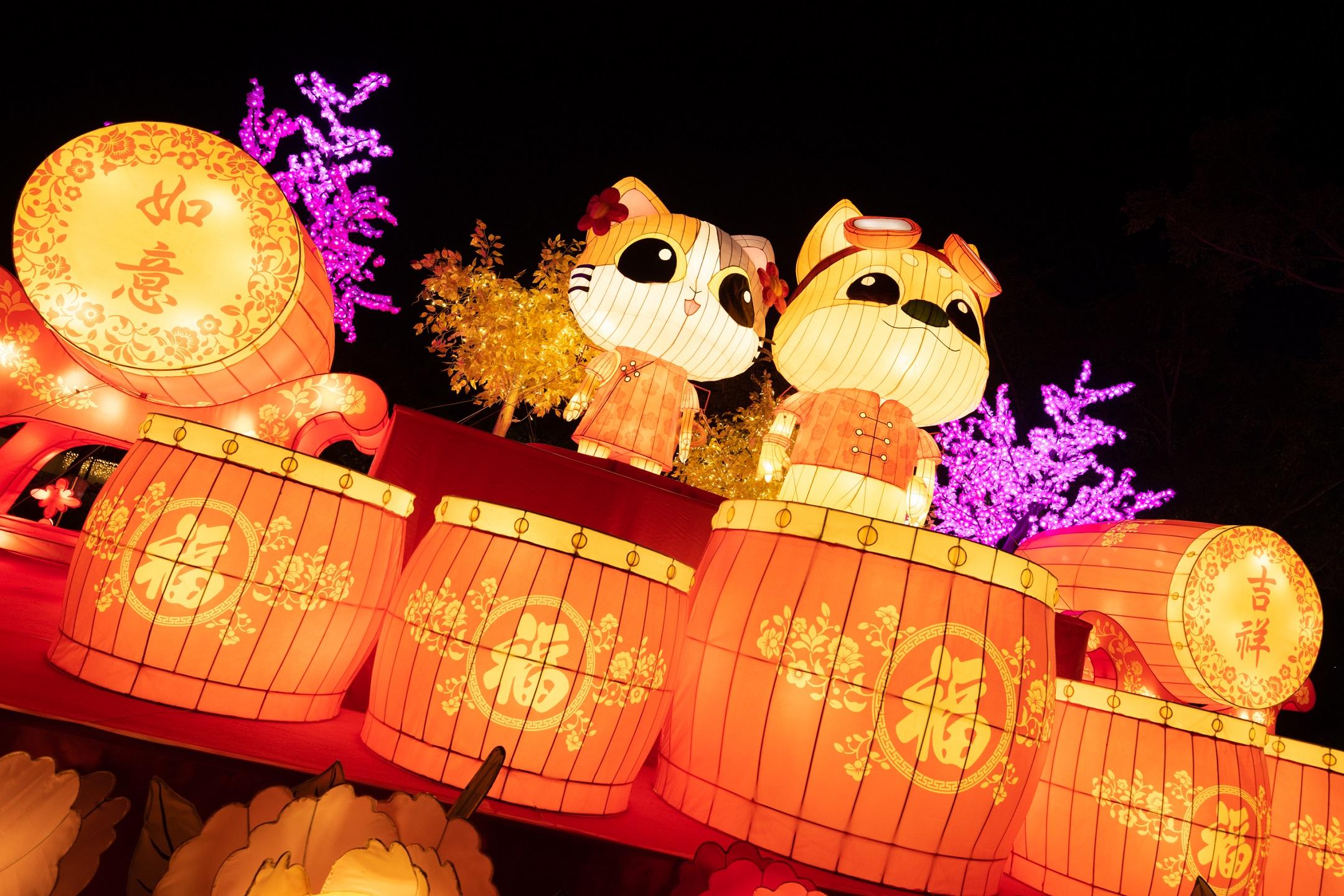 The Leisure and Cultural Services Department (LCSD) will present the Lunar New Year Lantern Displays at both North District Park and Tsuen Wan Park from today (January 31). The displays will last until February 7 and admission is free. Photo shows the New Territories East Lunar New Year Lantern Displays at North District Park. Under the theme of "Spring is in the air", the displays will feature lanterns in the shapes of flowers, animals and insects in dazzling colours, which bear the message of rebirth. The displays also include lanterns of LCSD mascots Enggie Pup and Artti Kitty in traditional Chinese attire.