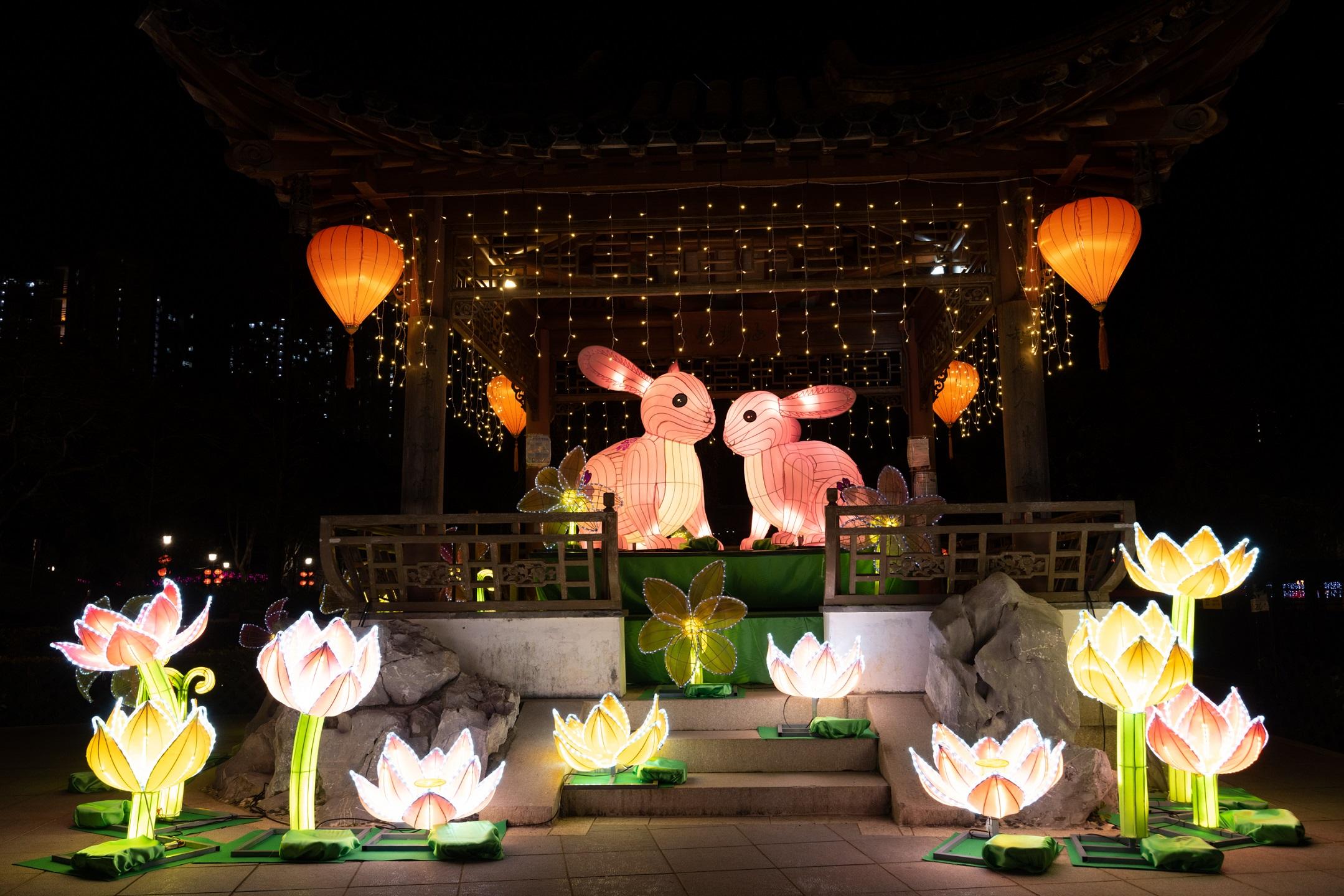 The Leisure and Cultural Services Department (LCSD) will present the Lunar New Year Lantern Displays at both North District Park and Tsuen Wan Park from today (January 31). The displays will last until February 7 and admission is free. Photo shows the New Territories East Lunar New Year Lantern Displays at North District Park. Under the theme of "Spring is in the air", the displays will feature lanterns in the shapes of flowers, animals and insects in dazzling colours, which bear the message of rebirth. The displays also include lanterns of LCSD mascots Enggie Pup and Artti Kitty in traditional Chinese attire.
