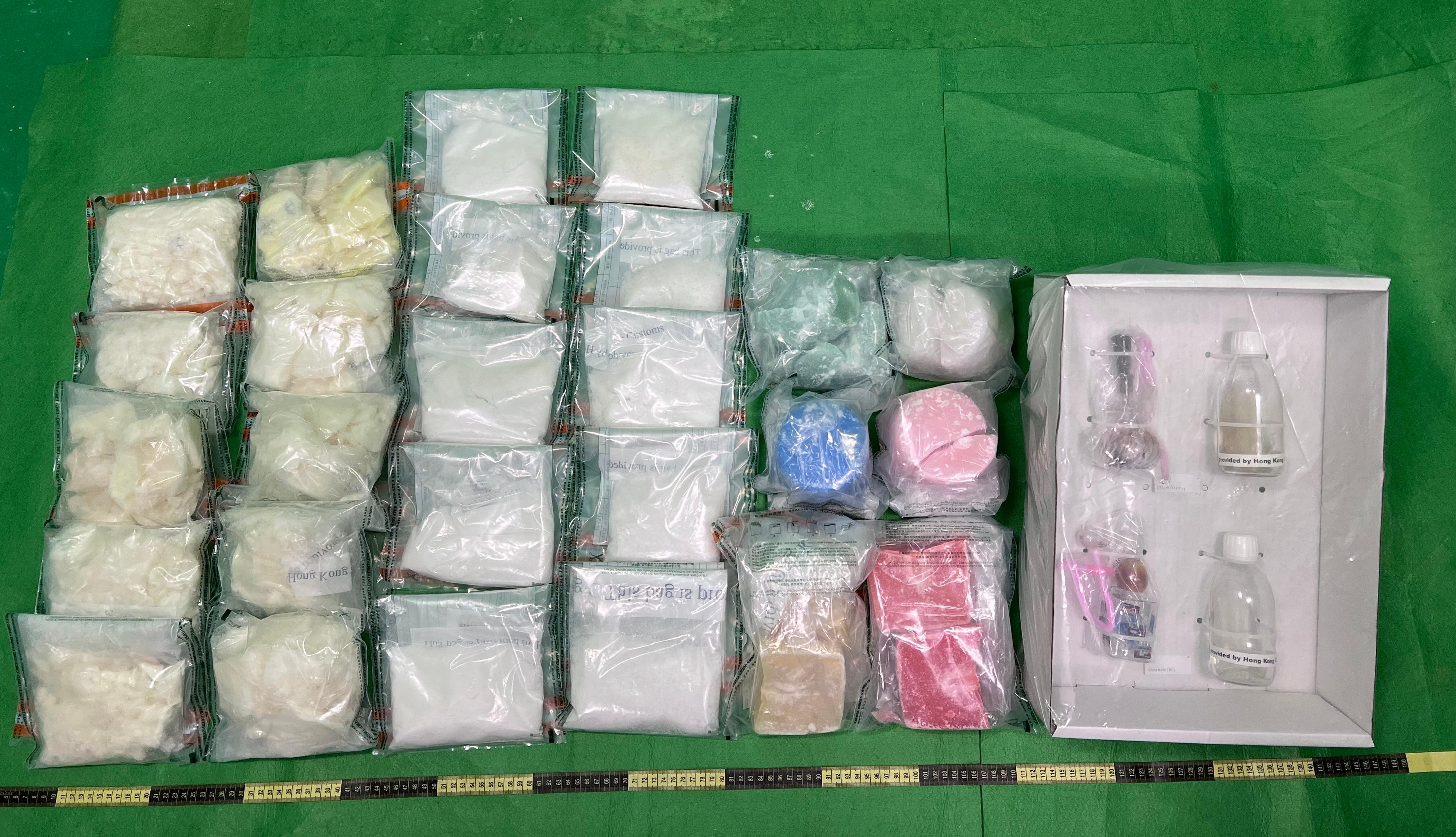 香港海關一月二十六日在香港國際機場檢獲約六點二公斤懷疑冰毒，估計市值約三百五十萬元。圖示檢獲的懷疑冰毒、被混入毒品的蠟燭和兩件懷疑毒品吸食工具。
