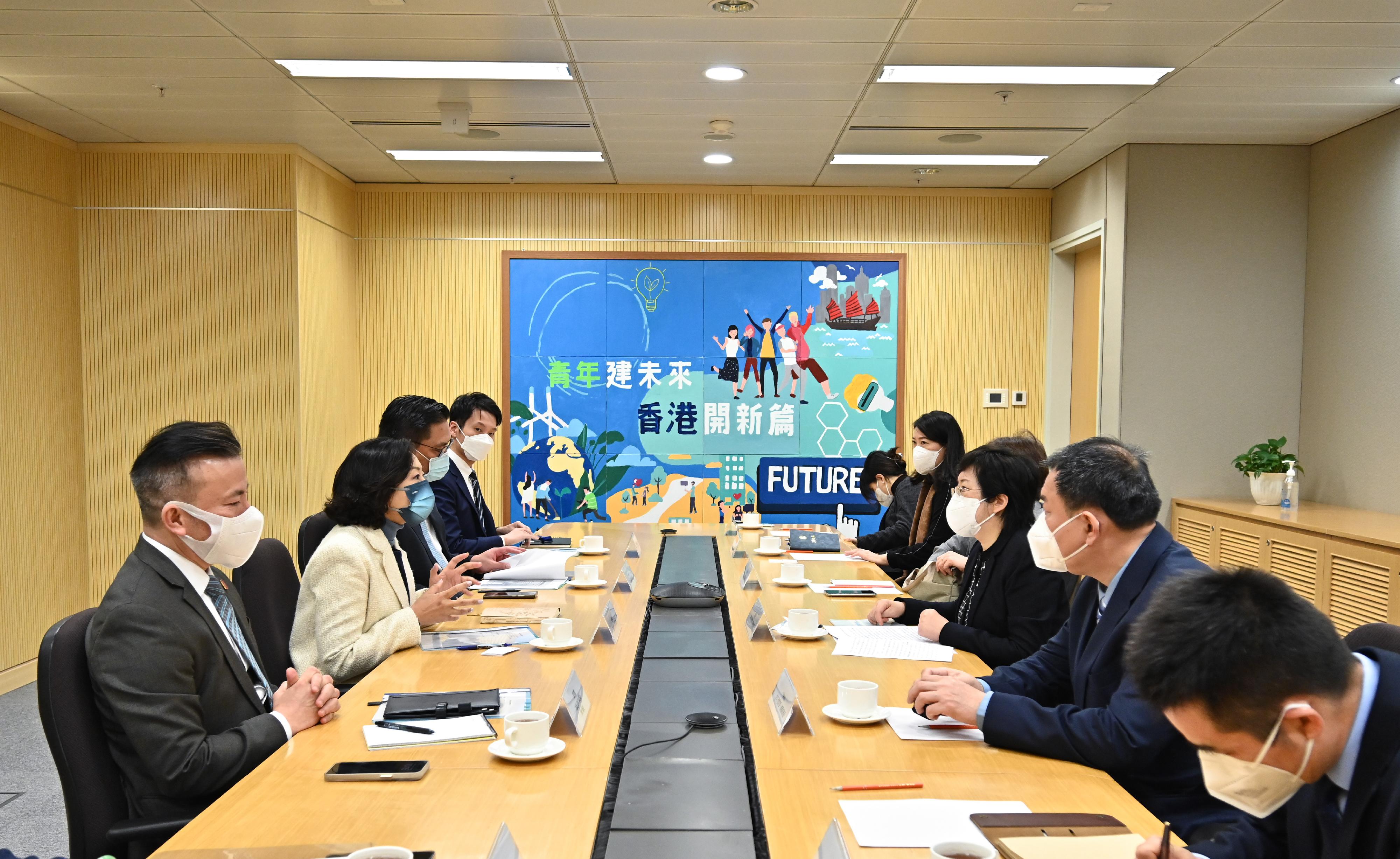 The Secretary for Home and Youth Affairs, Miss Alice Mak, today (February 1) met with a Hainan delegation led by the Standing Committee Member of the CPC Hainan Provincial Committee and Head of the United Front Work Department of the Hainan Committee of the CPC, Ms Miao Yanhong. Photo shows Miss Mak (second left); the Under Secretary for Home and Youth Affairs, Mr Clarence Leung (third left); and the Commissioner for Youth, Mr Wallace Lau (first left), meeting with Ms Miao (third right) and members of the delegation to discuss items of mutual interest.