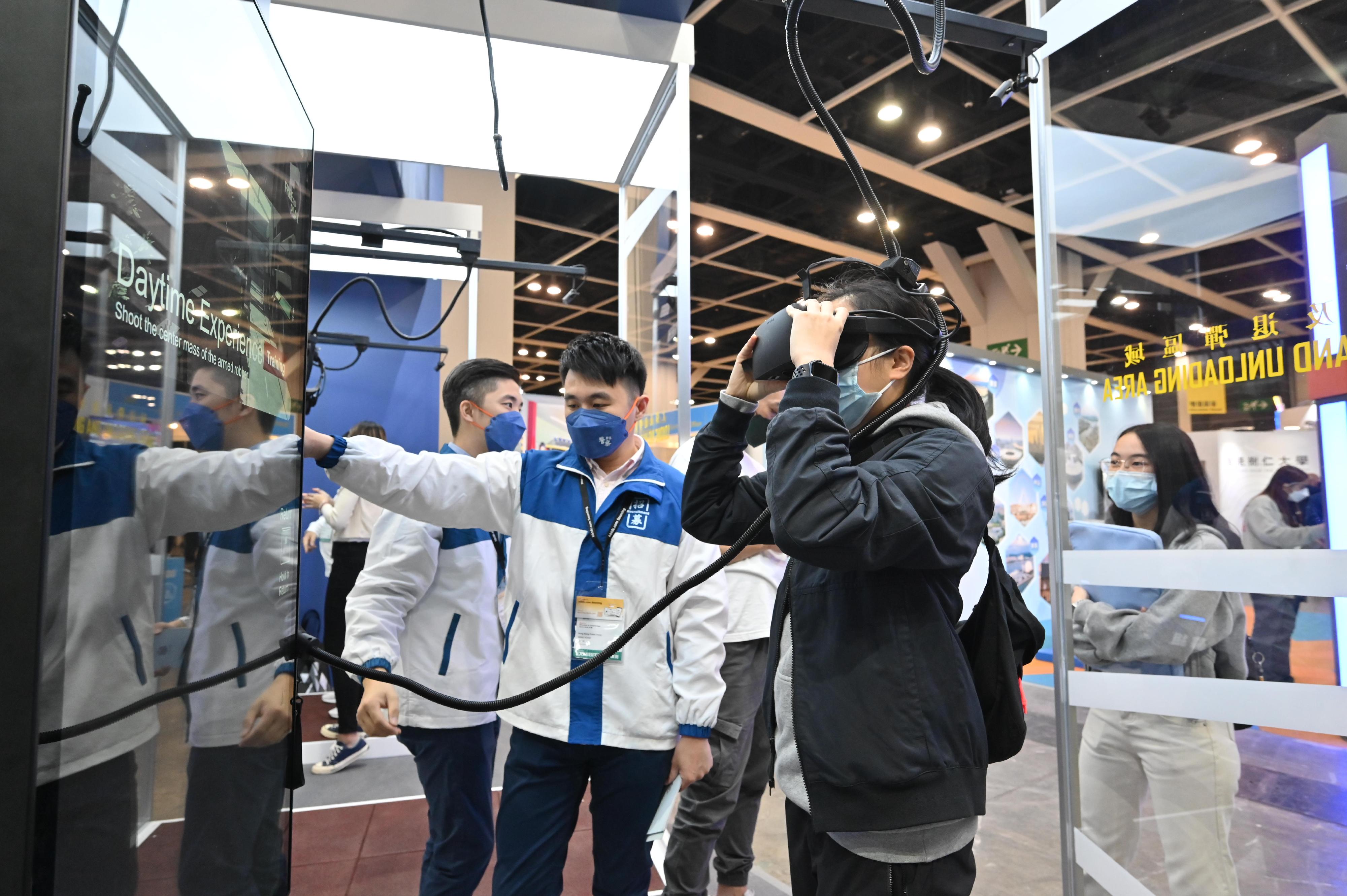 The Police Force introduces its work and provides recruitment information to visitors at the four-day Education and Careers Expo 2023 starting today (February 2). Photo shows a participant taking part in the immersive Virtual Reality simulated police firearms training.