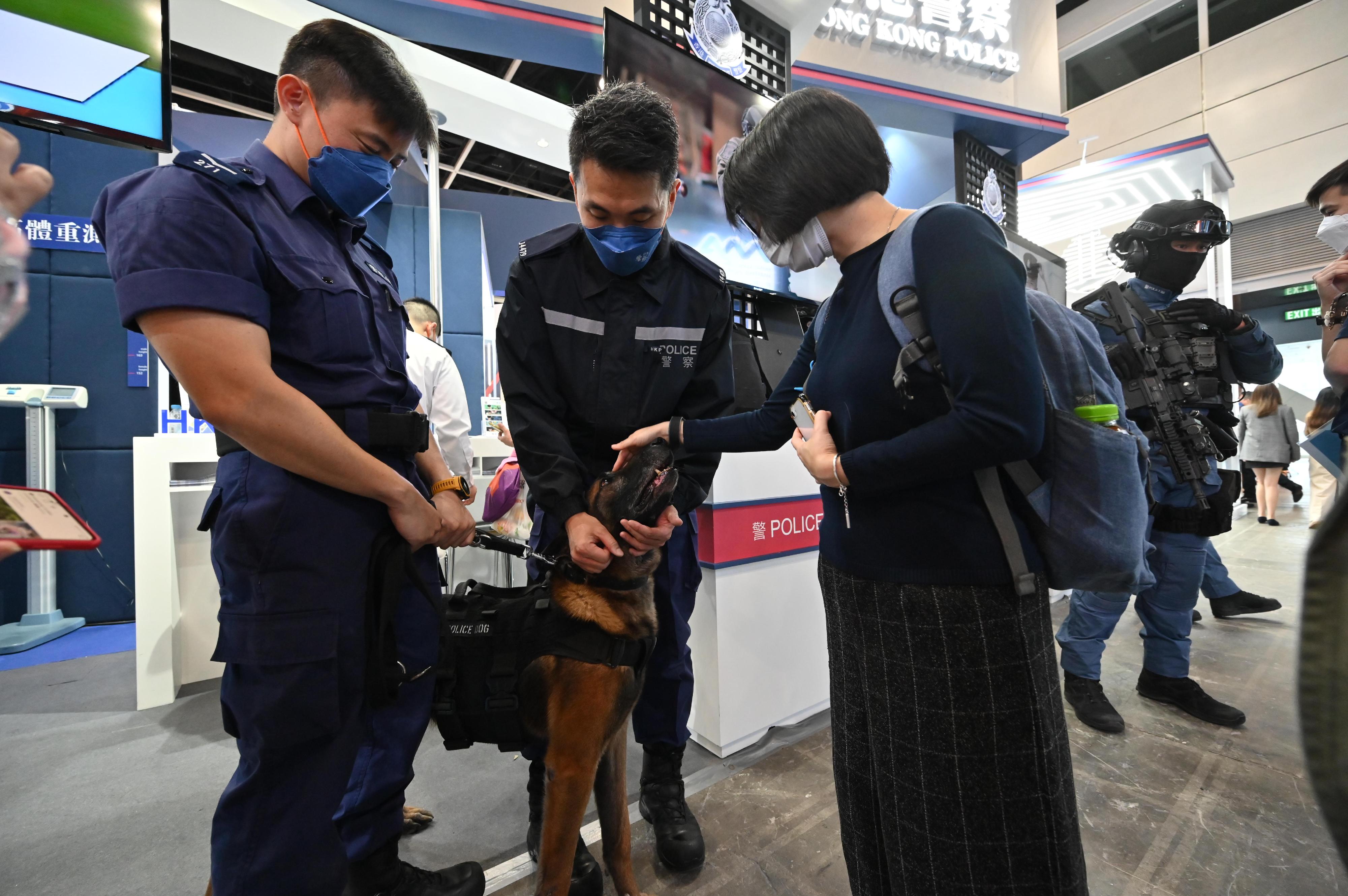 The Police Force introduces its work and provides recruitment information to visitors at the four-day Education and Careers Expo 2023 starting today (February 2). Photo shows Police Dog Unit officers briefing a visitor on their areas of work and equipment.