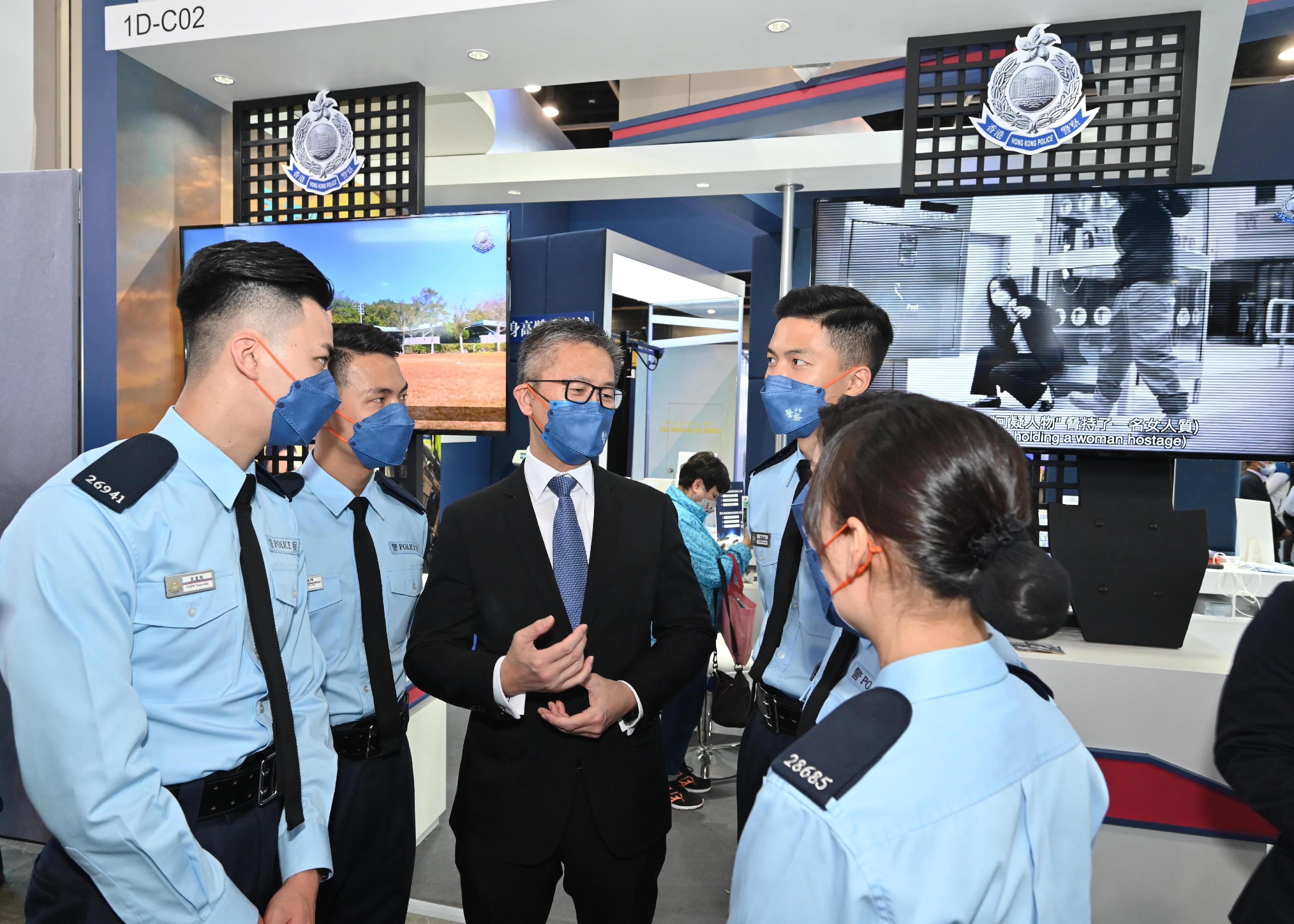 The Police Force introduces its work and provides recruitment information to visitors at the four-day Education and Careers Expo 2023 starting today (February 2). Photo shows the Commissioner of Police, Mr Siu Chak-yee, touring the Police recruitment booth.