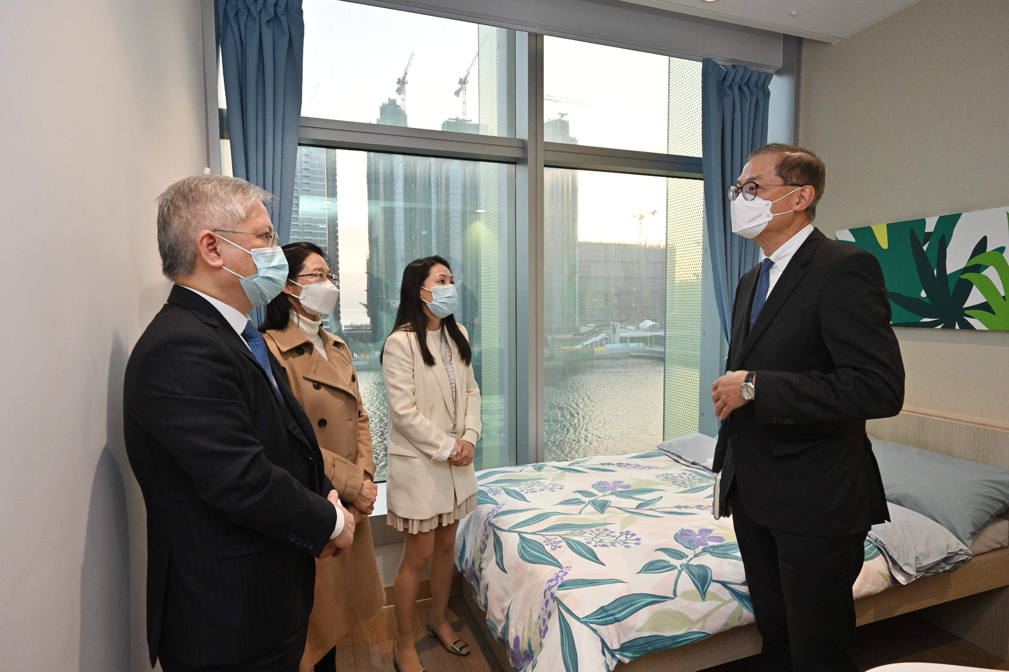 醫務衞生局局長盧寵茂教授（右一）今日（二月二日）參觀香港兒童醫院的家屬留宿房。
