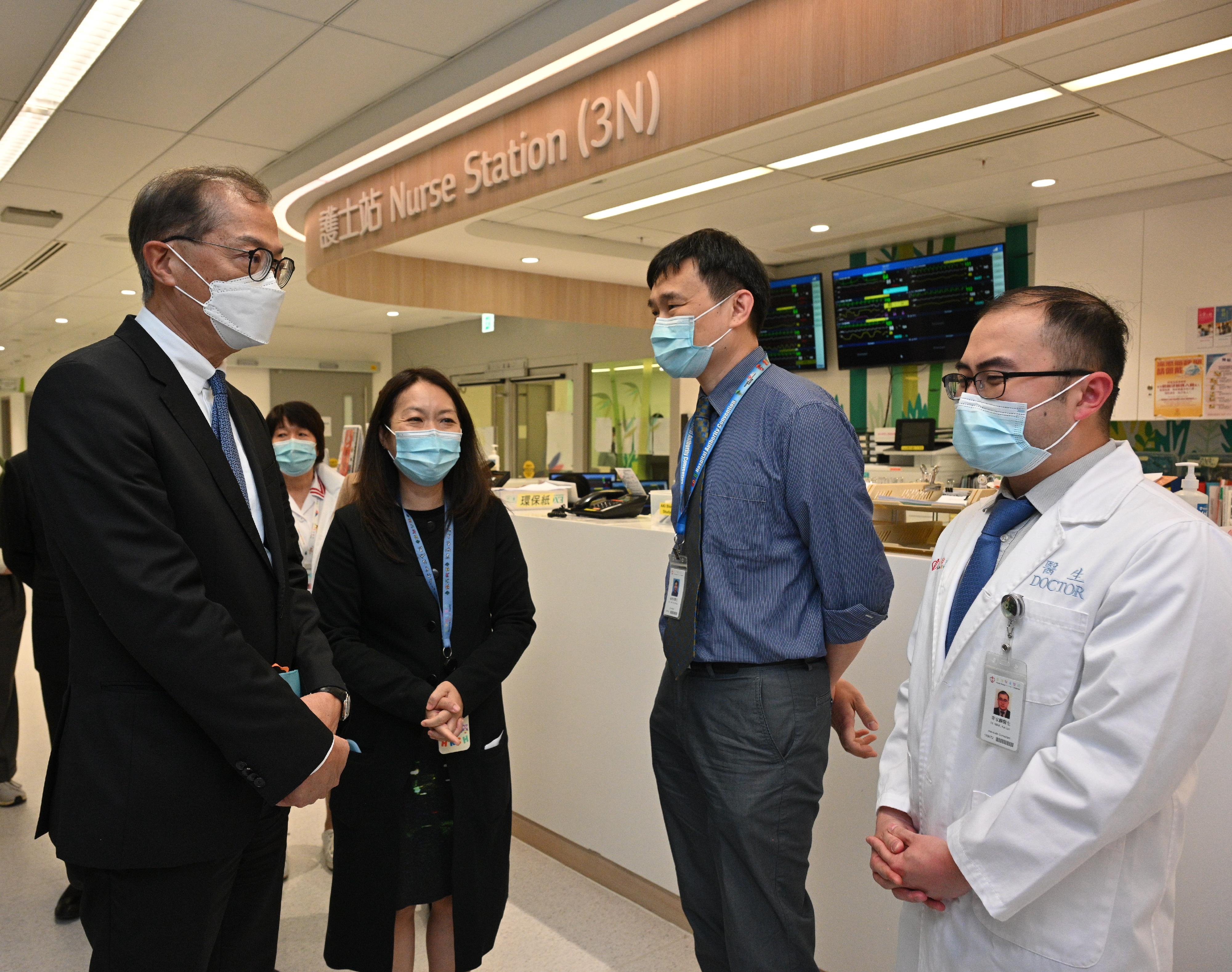醫務衞生局局長盧寵茂教授今日（二月二日）視察香港兒童醫院。圖示盧寵茂教授（左一）與診治芷希的醫療團隊了解她的最新情況。
