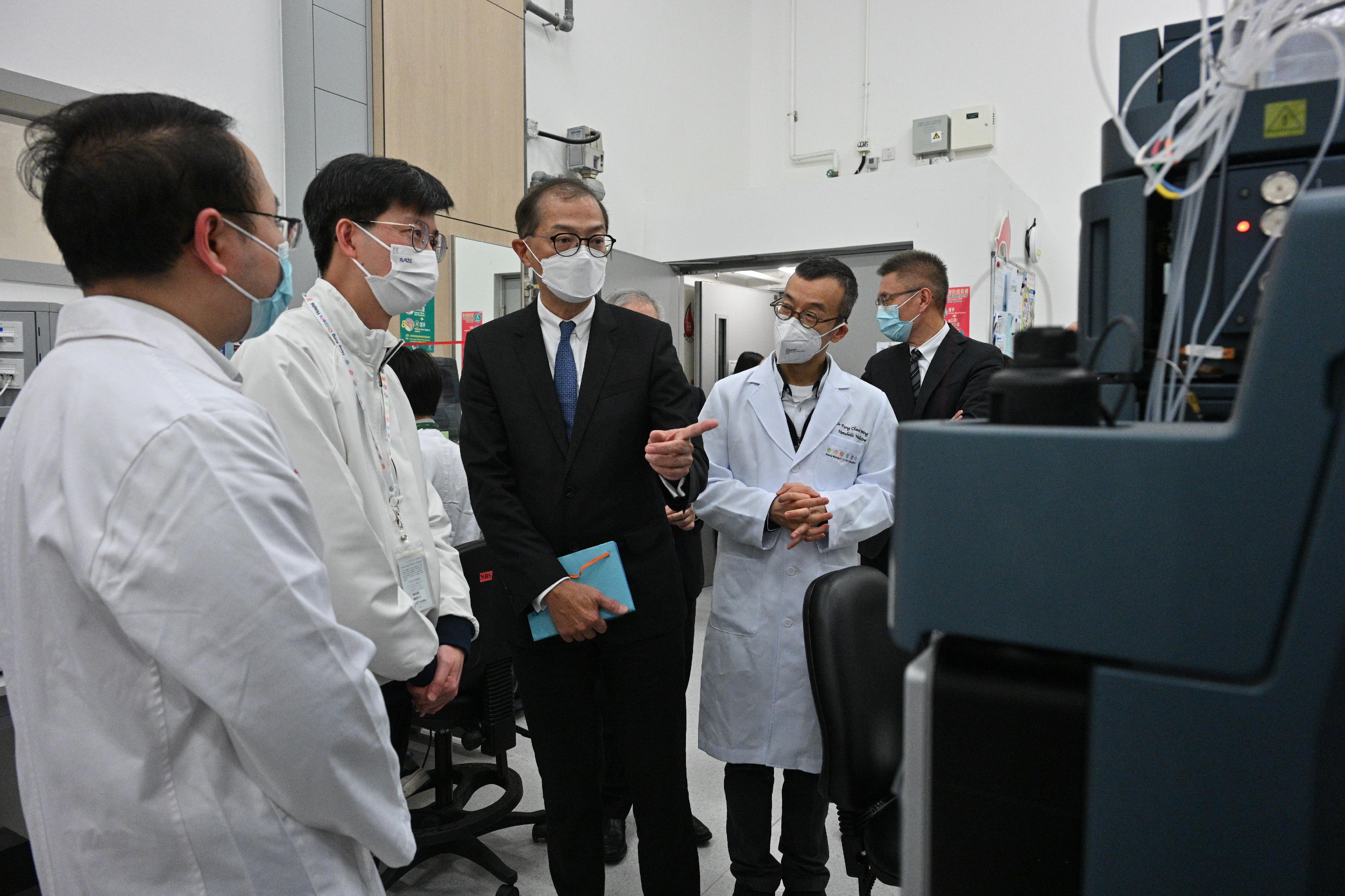 The Secretary for Health, Professor Lo Chung-mau (third right), visited the newborn screening for inborn errors of metabolism laboratory of the Hong Kong Children's Hospital today (February 2).
