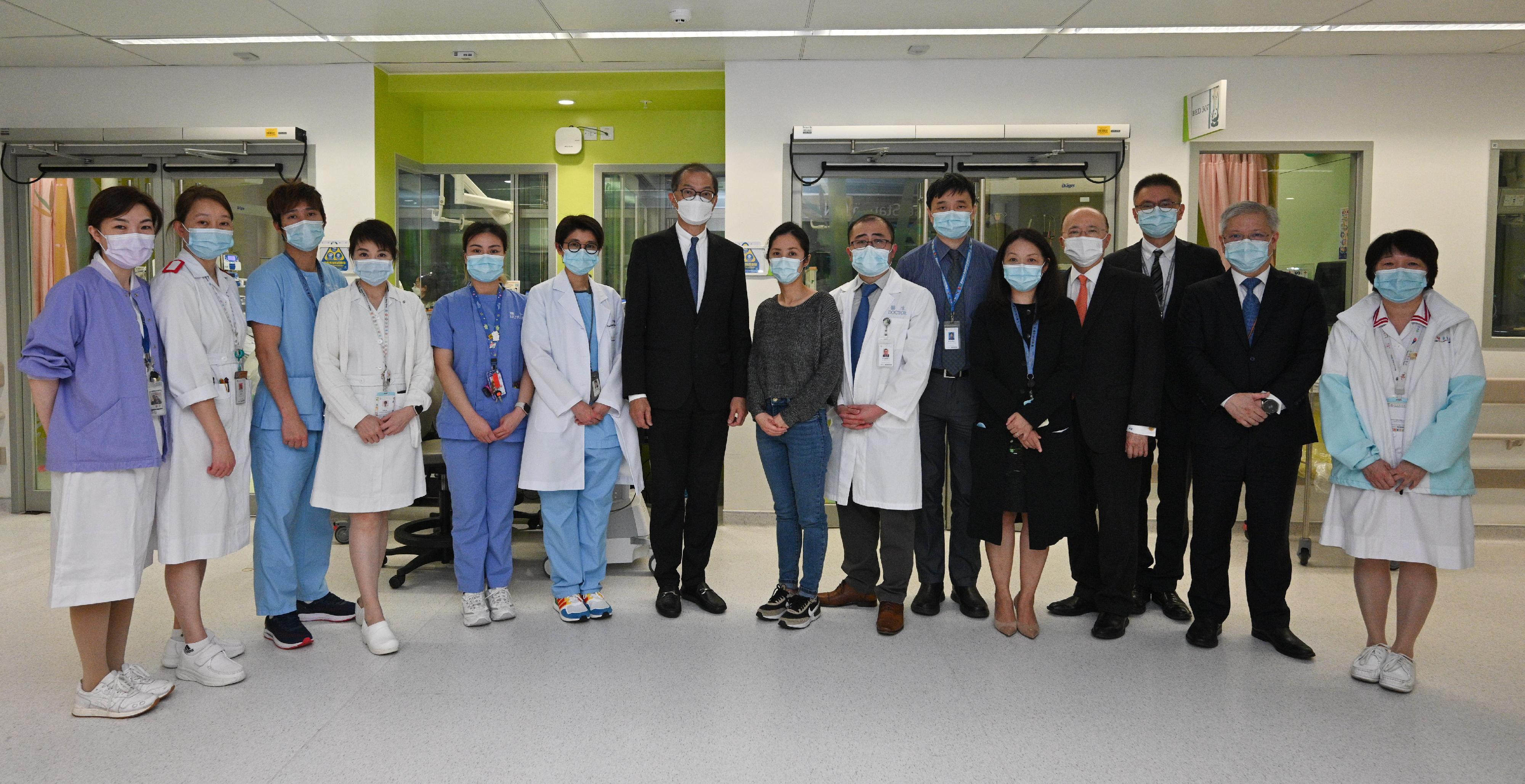 The Secretary for Health, Professor Lo Chung-mau, visited the Hong Kong Children's Hospital today (February 2). Photo shows Professor Lo (seventh left) and mother of Tsz-hei in a group photo with the medical team treating Tsz-hei.