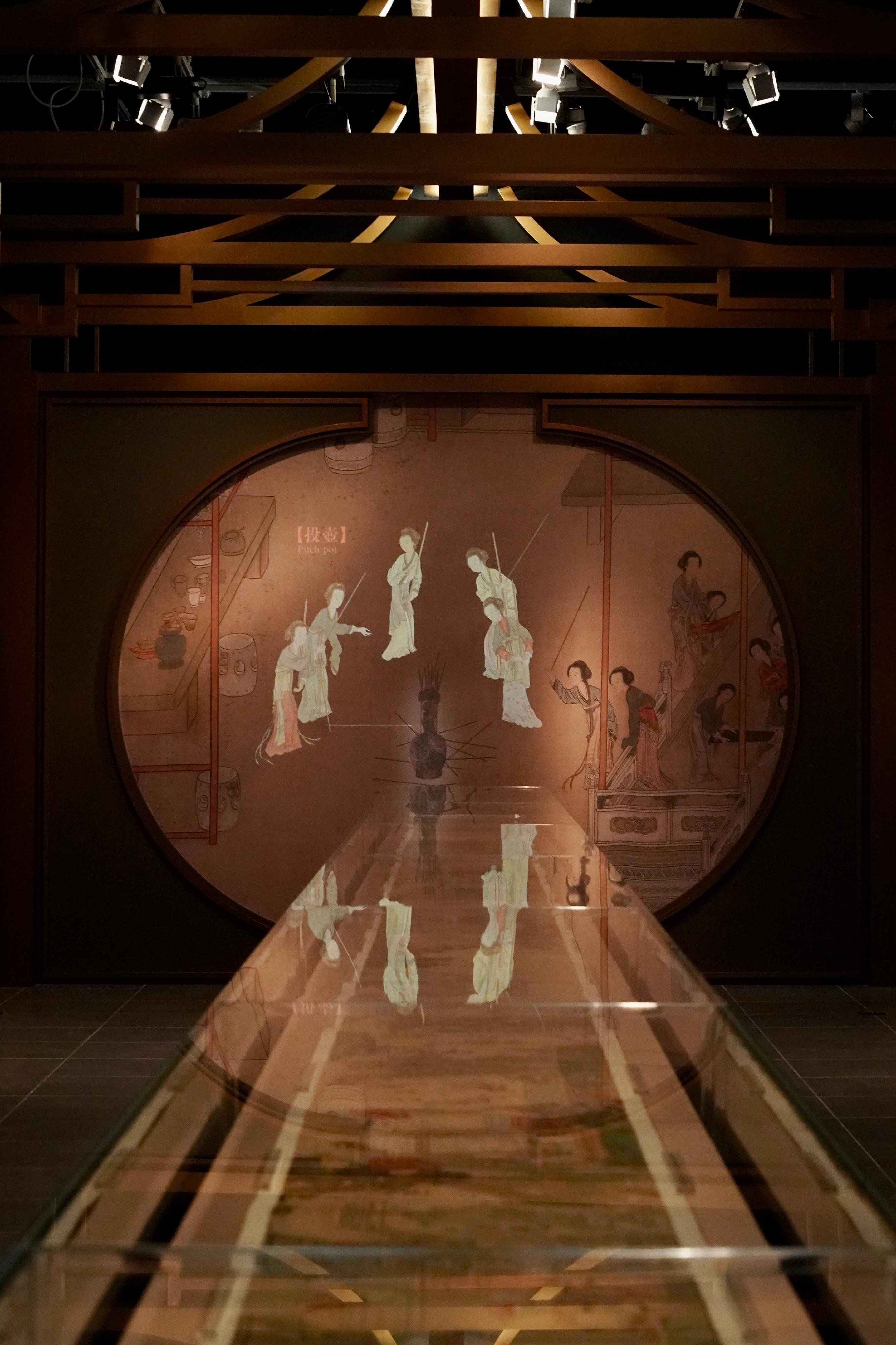 現正於香港文化博物館舉行的「香港賽馬會呈獻系列：眾裡尋她——南京博物院藏中國古代女性文物展」二月二十七日 （星期一）結束，市民請把握機會參觀這個不容錯過的展覽。圖示國家一級文物，描繪古代女士生活的清代手卷《古代仕女行樂圖》。