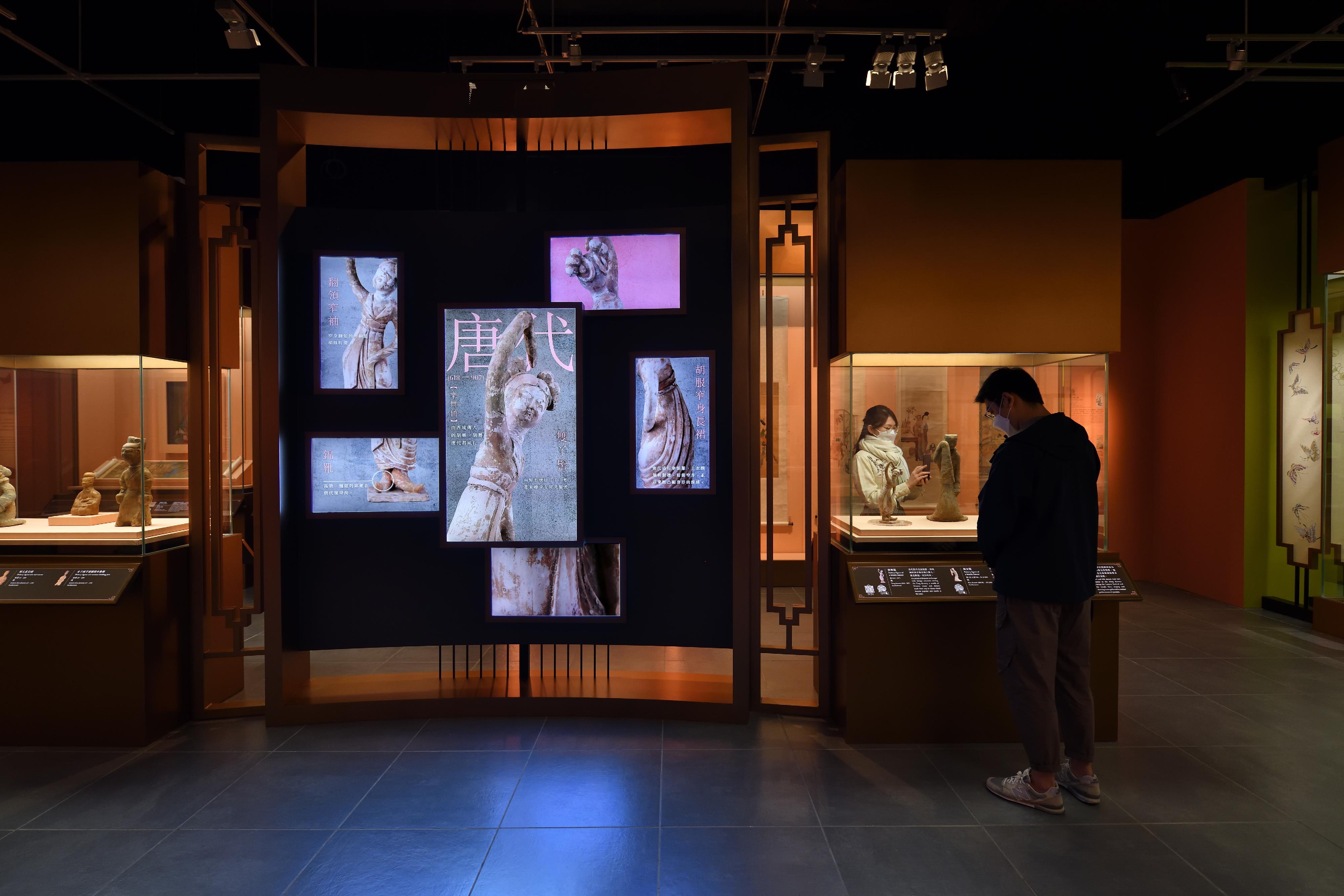 現正於香港文化博物館舉行的「香港賽馬會呈獻系列：眾裡尋她——南京博物院藏中國古代女性文物展」二月二十七日 （星期一）結束。圖示展覽內的數碼裝置，展示唐代《樂舞俑》等文物的造型細節。