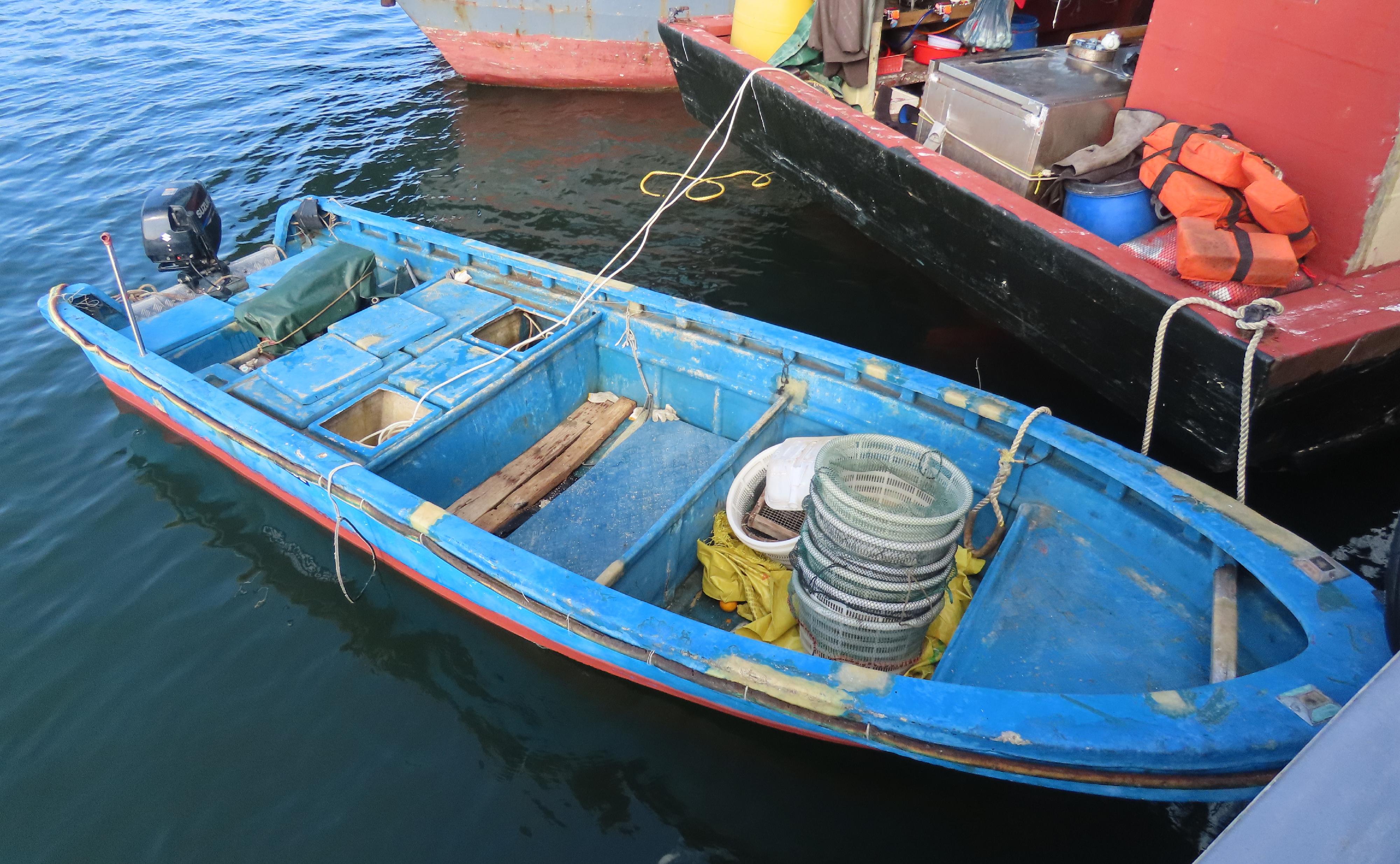 漁農自然護理署今日（二月三日）起訴三名內地漁民懷疑非法在南大嶼海岸公園核心區內進行水面供氣潛捕。圖示該艘被截停的船隻。
