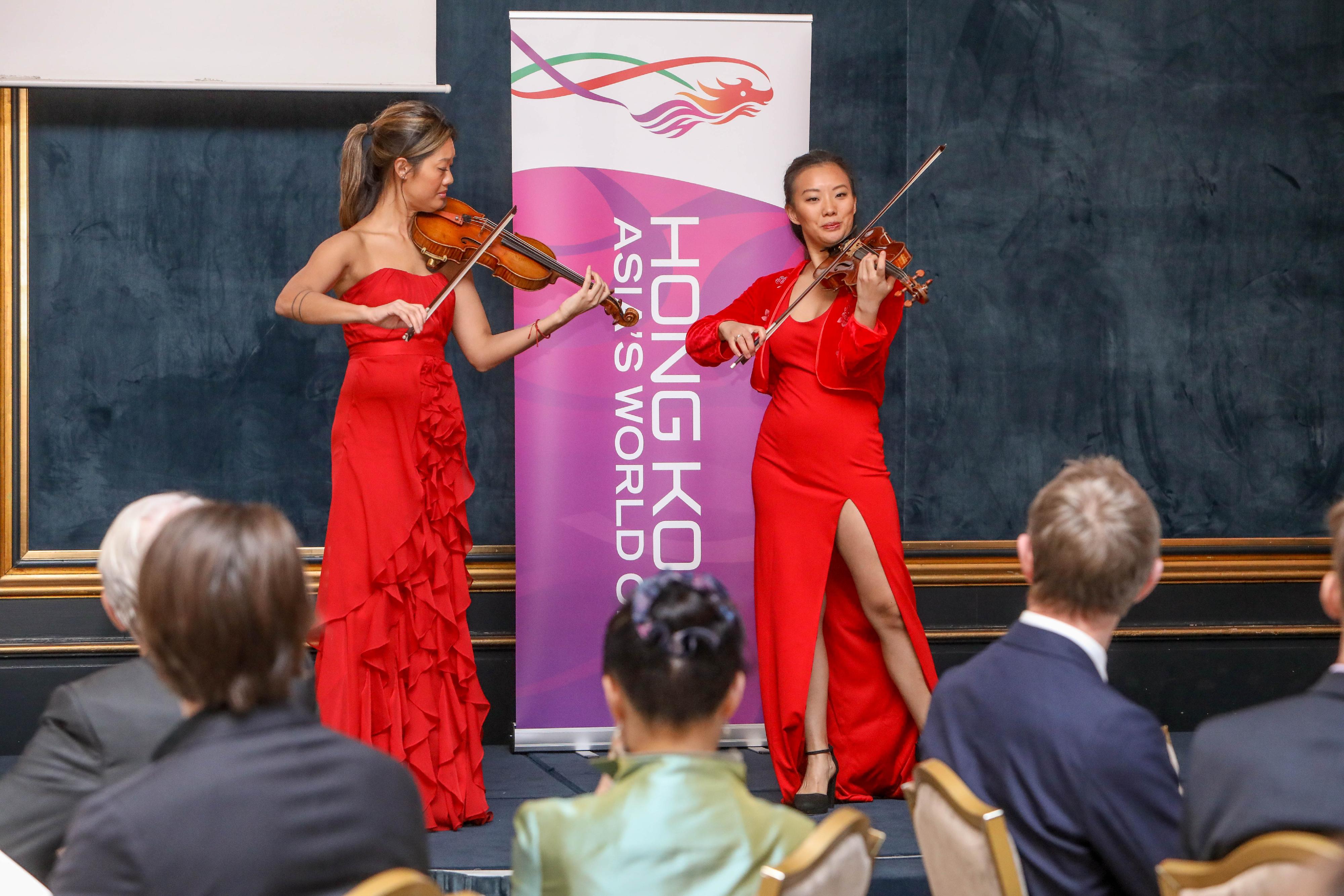 香港駐倫敦經濟貿易辦事處分別於一月三十日及二月一日在挪威奧斯陸及芬蘭赫爾辛基與當地商會合辦酒會慶祝兔年。圖示奧斯陸酒會上的小提琴表演。