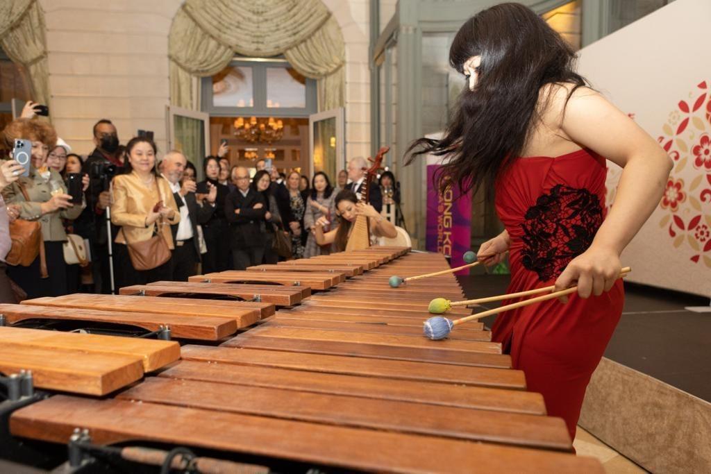 賓客於二月二日（巴黎時間）在巴黎舉行的新春酒會中欣賞馬林巴木琴和琵琶二重奏表演。