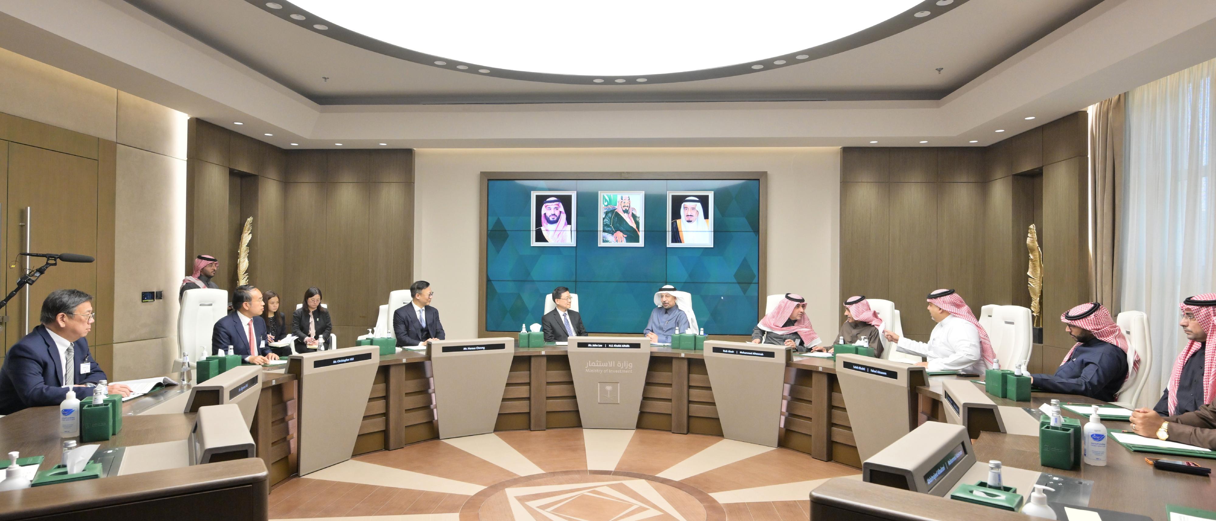 行政長官李家超（左四）今日（利雅得時間二月五日）在沙特阿拉伯利雅得與沙特阿拉伯投資大臣Khalid Al-Falih（右六）會面。律政司副司長張國鈞（左三）、財經事務及庫務局局長許正宇（左二）、商務及經濟發展局局長丘應樺（左一）與沙特阿拉伯投資部的代表亦有出席。