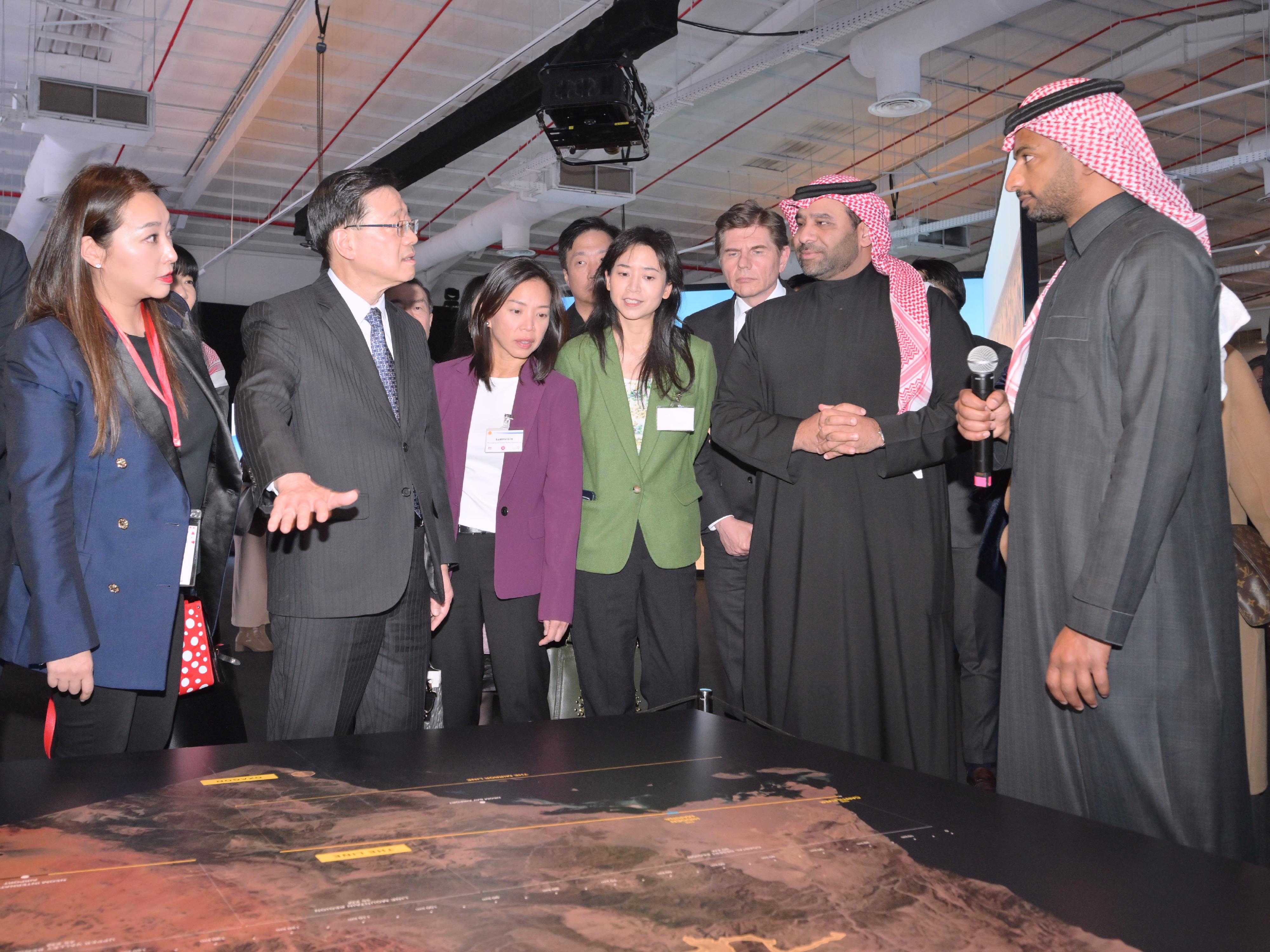 行政長官李家超今日（利雅得時間二月五日）在沙特阿拉伯利雅得參觀THE LINE Experience展覽，了解未來城市NEOM的創新都市規劃。圖示李家超（左二）參觀展覽。