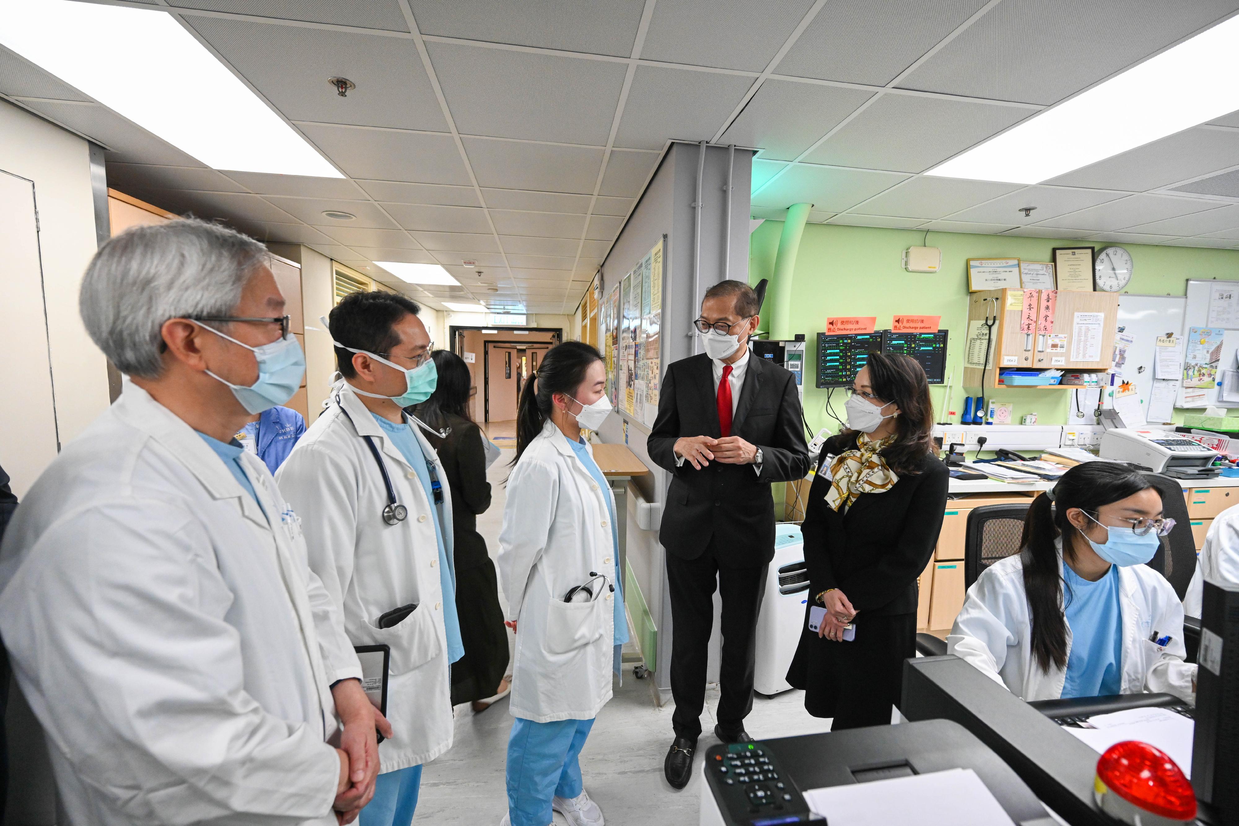 醫務衞生局局長盧寵茂教授（右三）今日（二月六日）巡視東區尤德夫人那打素醫院內科病房。