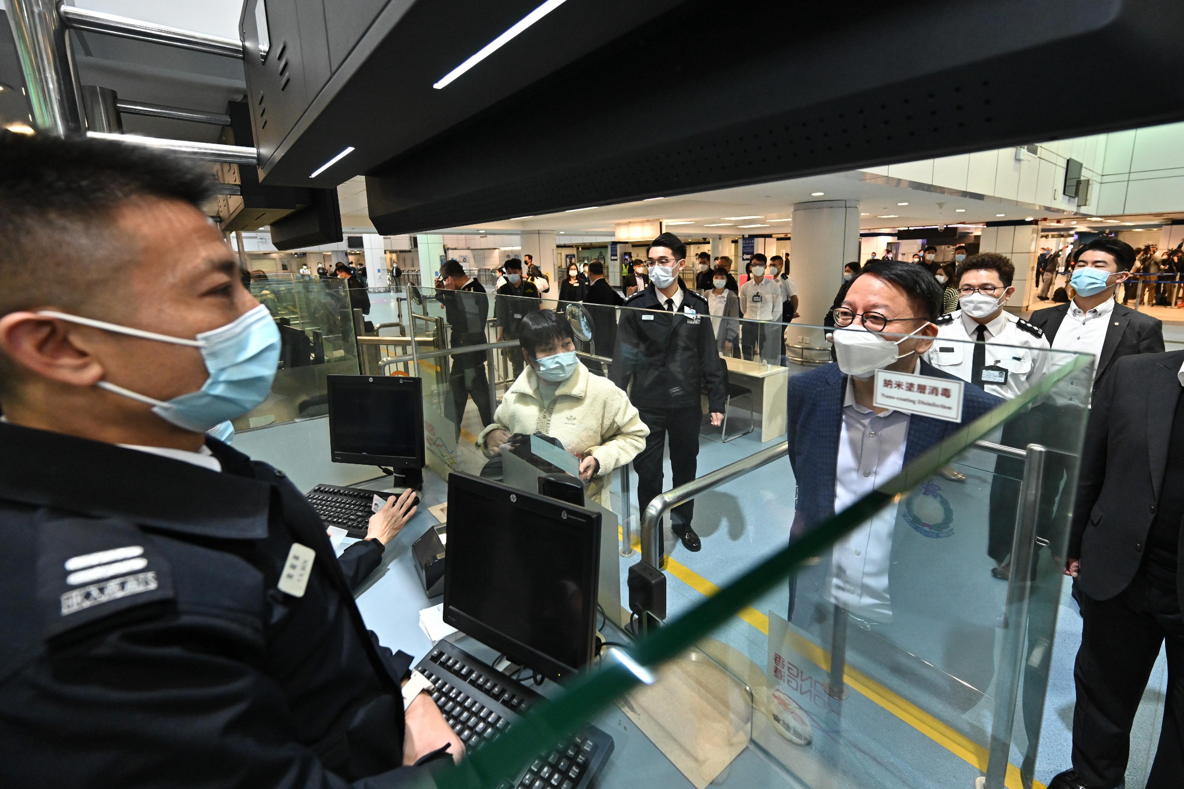 The Acting Chief Executive, Mr Chan Kwok-ki, this morning (February 6) inspected the Lo Wu Control Point to learn about the situation on the first day of full resumption of normal travel between Hong Kong and the Mainland.  Photo shows Mr Chan (right) chatting with a frontline officer of the Immigration Department on the immigration clearance services.