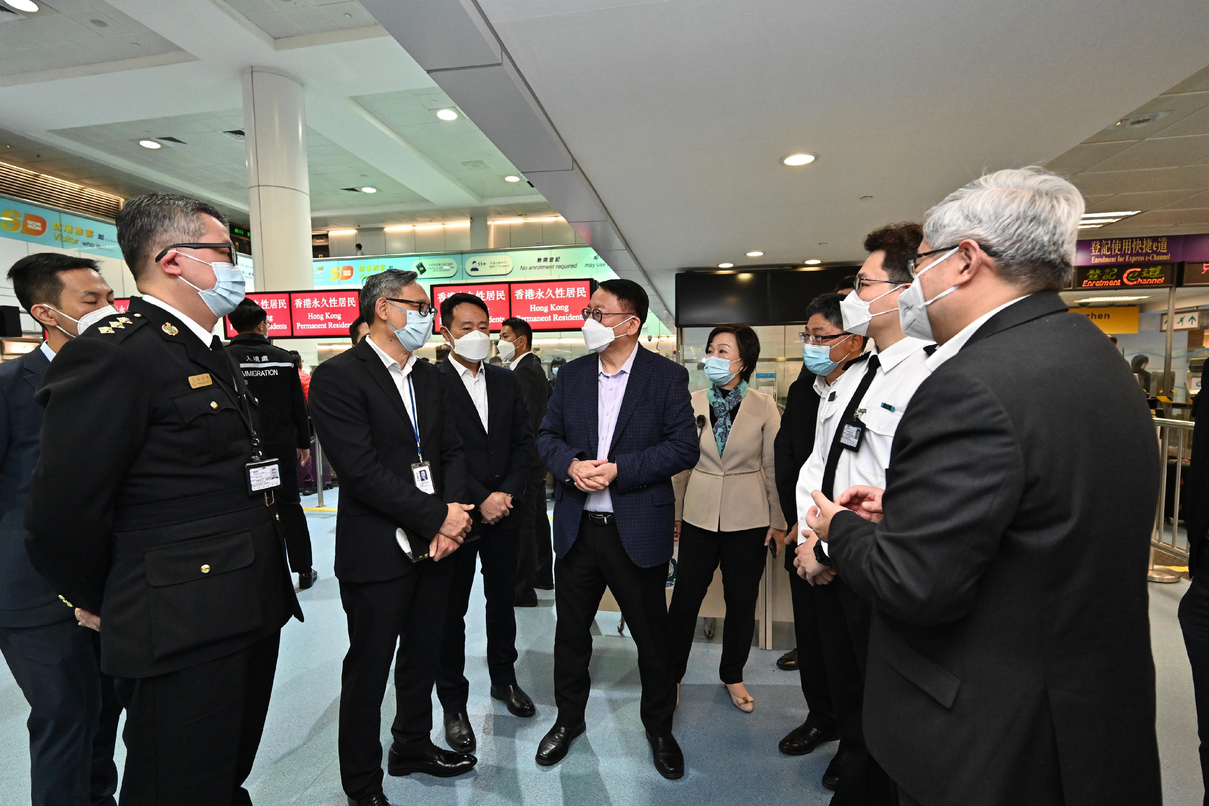 The Acting Chief Executive, Mr Chan Kwok-ki (fourth left), this morning (February 6) inspected the Lo Wu Control Point to learn about the situation on the first day of full resumption of normal travel between Hong Kong and the Mainland. Other officials present included the Secretary for Transport and Logistics, Mr Lam Sai-hung (third right); the Secretary for Education, Dr Choi Yuk-lin (fourth right); and the Under Secretary for Security, Mr Michael Cheuk (second left).