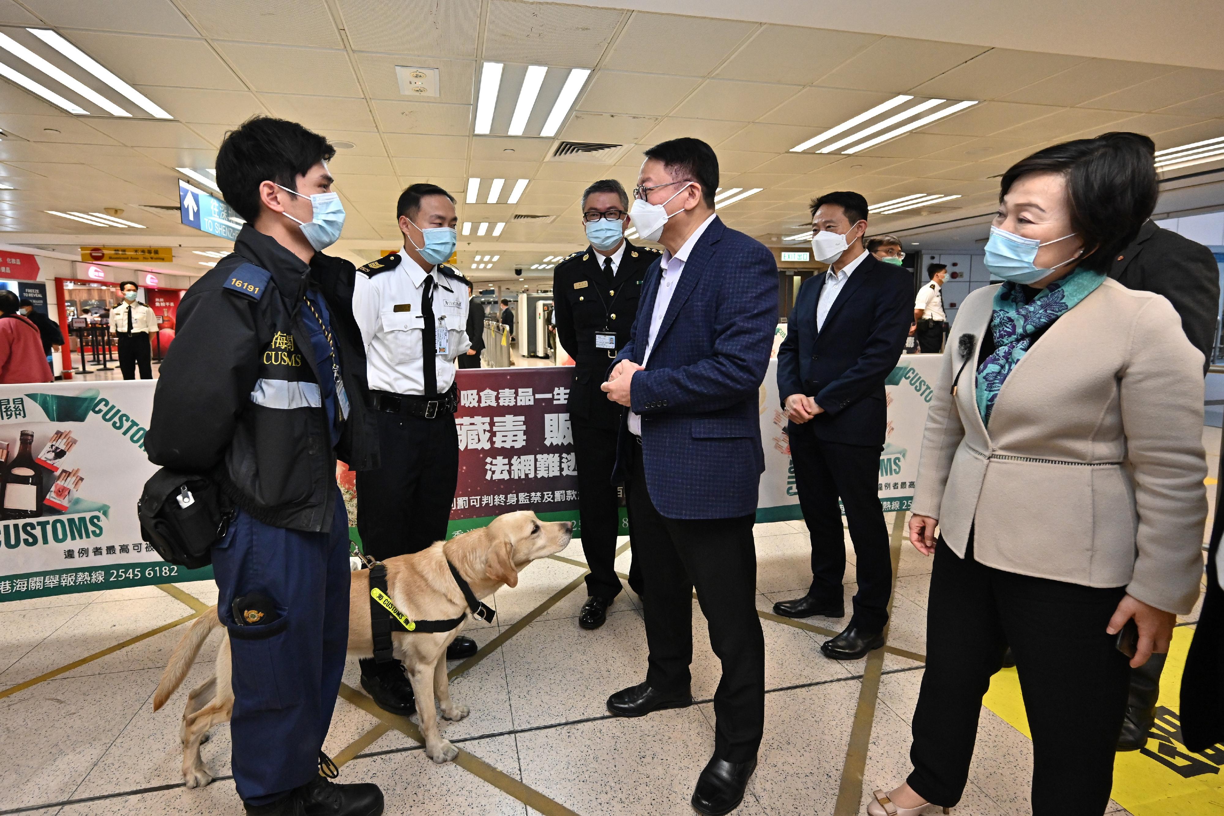 The Acting Chief Executive, Mr Chan Kwok-ki, this morning (February 6) inspected the Lo Wu Control Point to learn about the situation on the first day of full resumption of normal travel between Hong Kong and the Mainland. Photo shows Mr Chan (third right) and the Secretary for Education, Dr Choi Yuk-lin (first right), meeting the frontline staff of the Customs and Excise Department on duty.