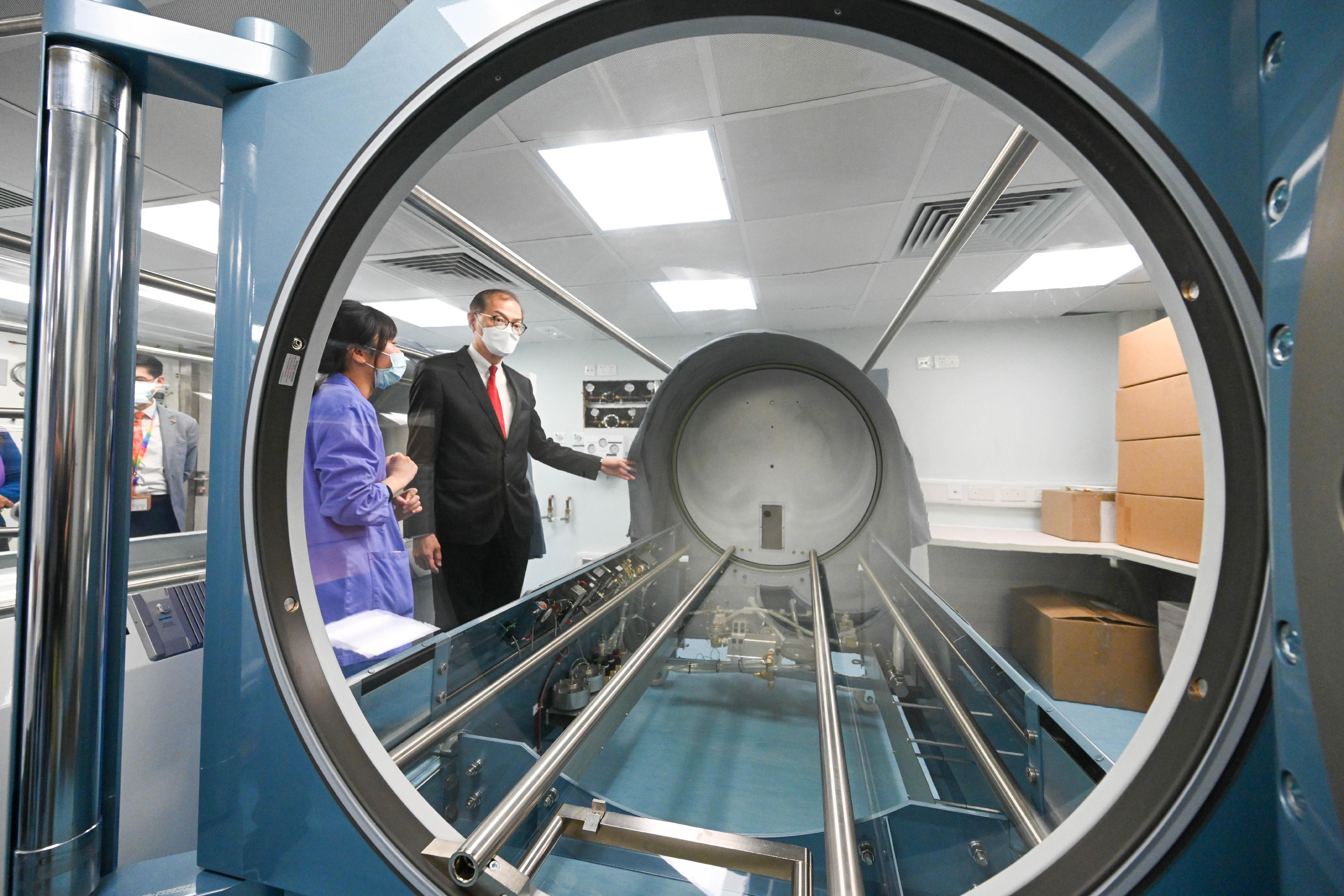 The Secretary for Health, Professor Lo Chung-mau (right), visited the Hyperbaric Oxygen Therapy Centre of Pamela Youde Nethersole Eastern Hospital today (February 6).