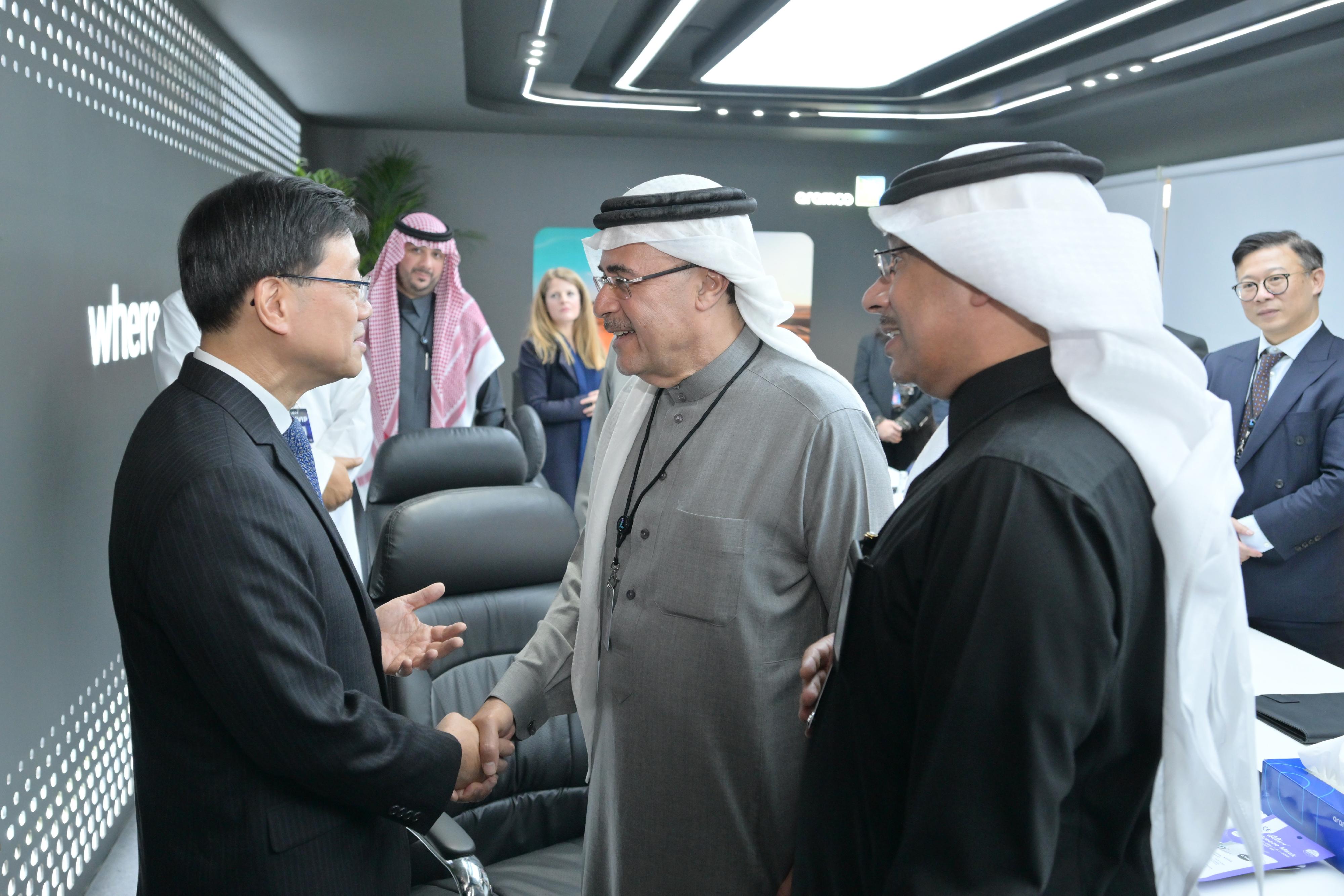 行政長官李家超（左一）今日（利雅得時間二月六日）在沙特阿拉伯利雅得LEAP 2023科技展與沙特阿美主席及行政總裁Amin H Nasser（右二）會面。