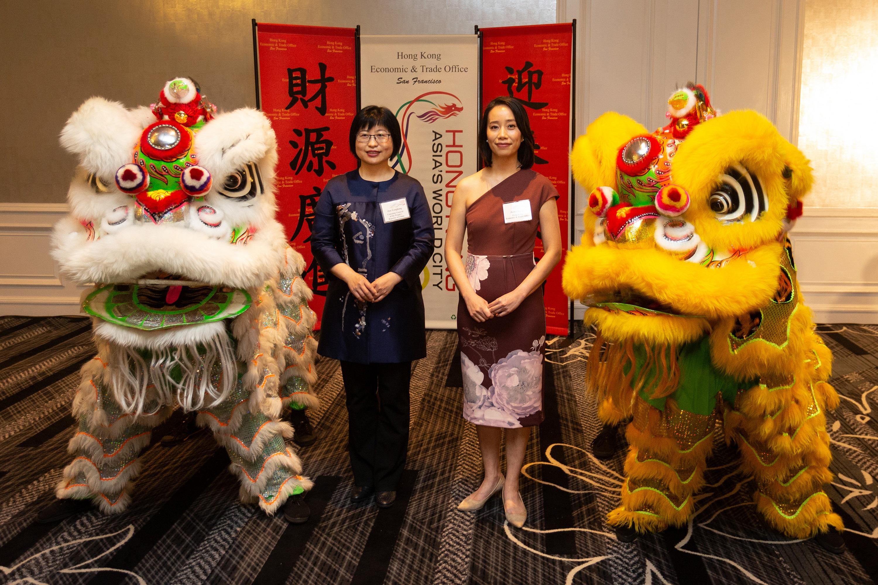 The Director of the Hong Kong Economic and Trade Office in San Francisco, Ms Jacko Tsang (right), and the Deputy Consul General of the People's Republic of China in San Francisco, Ms Zou Yonghong (left), conduct the eye-dotting ceremony at the spring reception in San Francisco on January 26 (San Francisco time).