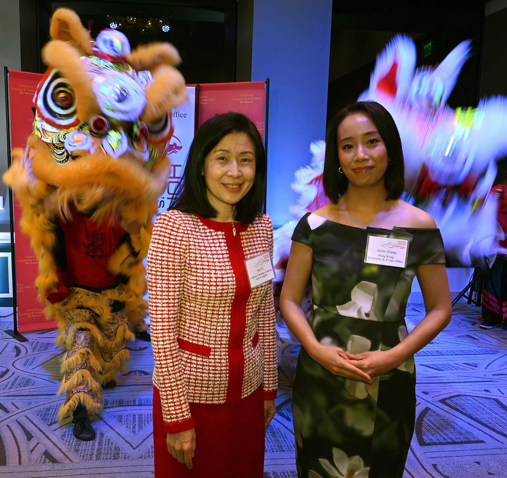 The Director of the Hong Kong Economic and Trade Office in San Francisco, Ms Jacko Tsang (right), and the Commercial Counselor of the Consulate General of the People's Republic of China in Los Angeles, Ms Liu Yi  (left), conduct the eye-dotting ceremony at the spring reception in Los Angeles on February 1 (Los Angeles time).