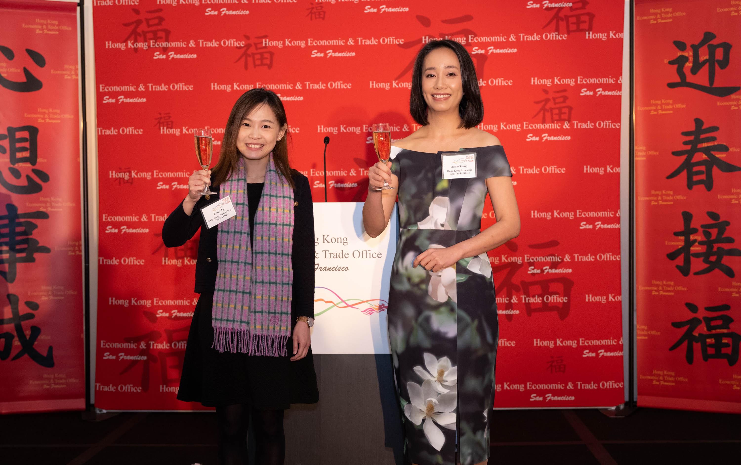 The Director of the Hong Kong Economic and Trade Office in San Francisco, Ms Jacko Tsang (right), and the Deputy Director of the Hong Kong Economic and Trade Office in San Francisco, Ms Emily Ng (left), give a celebratory toast to welcome the Year of the Rabbit at the spring reception in Dallas on February 3 (Dallas time).