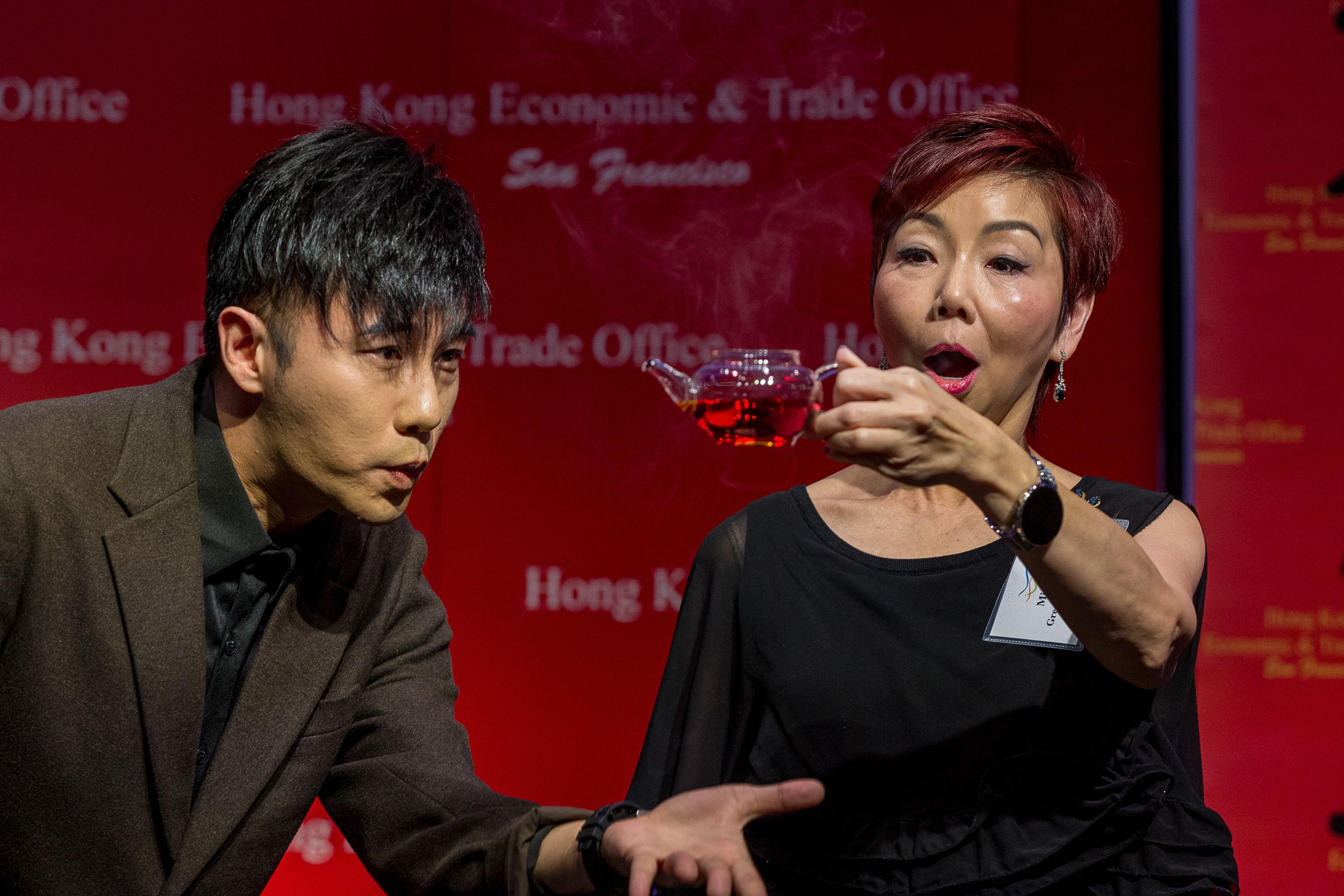 Louis Yan (left), a champion magician from Hong Kong and a Guinness World Record holder, performs at the spring reception in Seattle on January 31 (Seattle time).