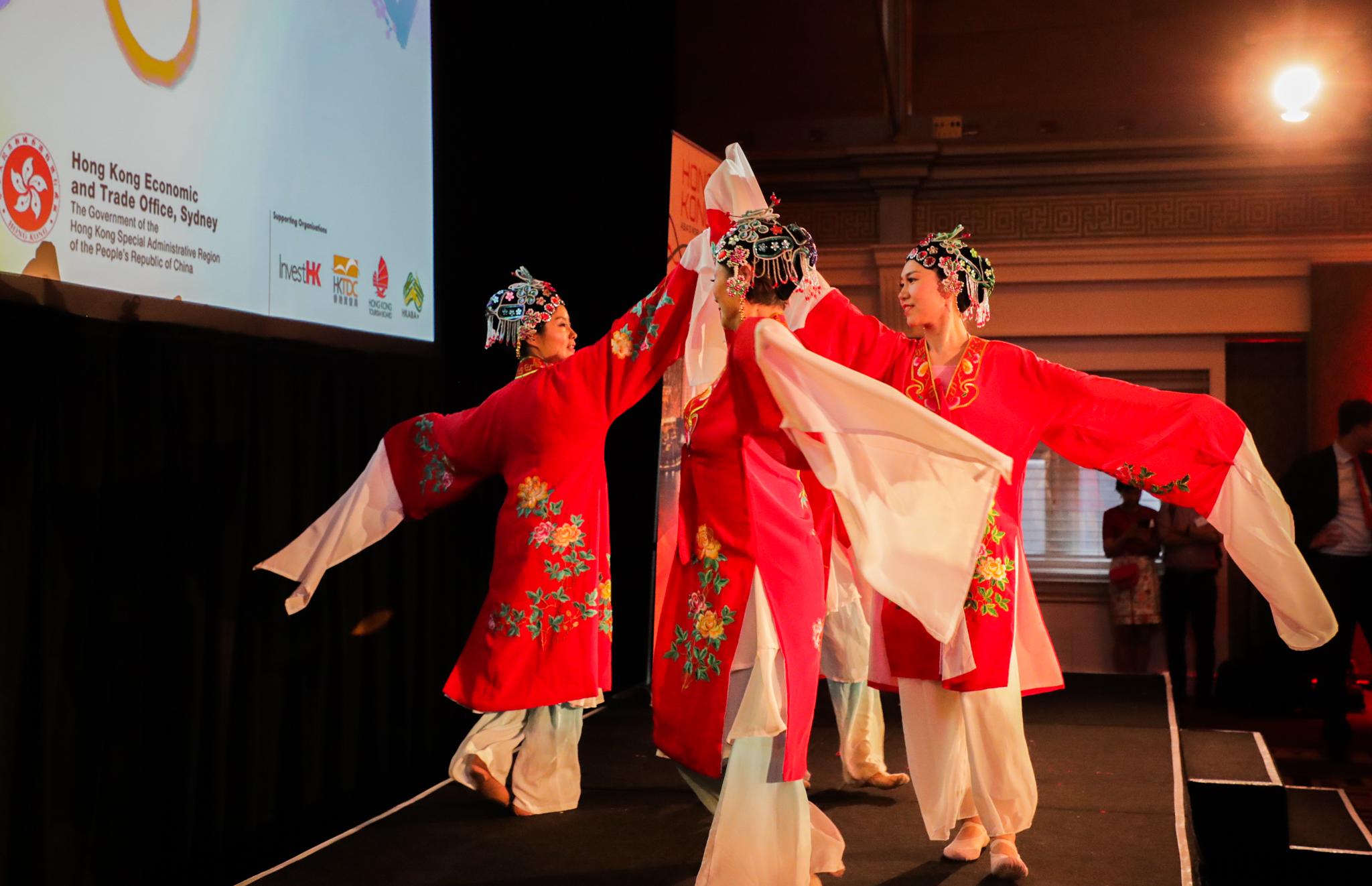 The Hong Kong Economic and Trade Office, Sydney hosted a reception in Sydney, Australia, today (February 7) to celebrate the Year of the Rabbit. Photo shows a Chinese dance performance at the reception.