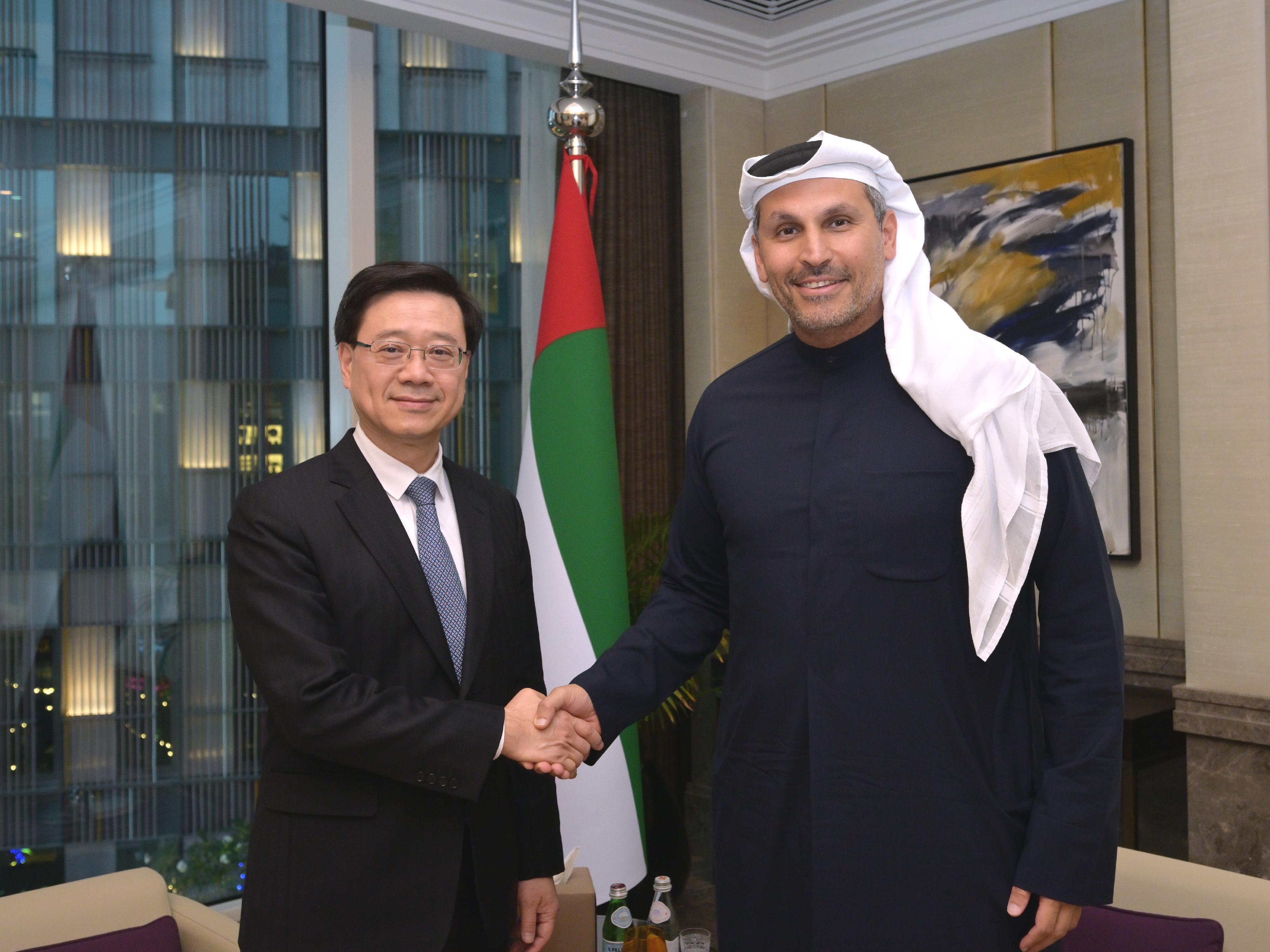 行政長官李家超（左）今日（阿布扎比時間二月七日）在阿拉伯聯合酋長國阿布扎比與穆巴達拉投資公司董事總經理及行政總裁Khaldoon Khalifa Al Mubarak（右）會面。